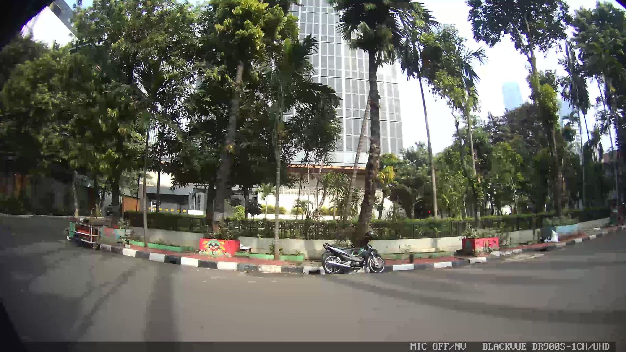 Street view near Hotel Puri Denpasar, Jakarta — © Kaart---RIGHT (CC BY-SA · Mapillary)
