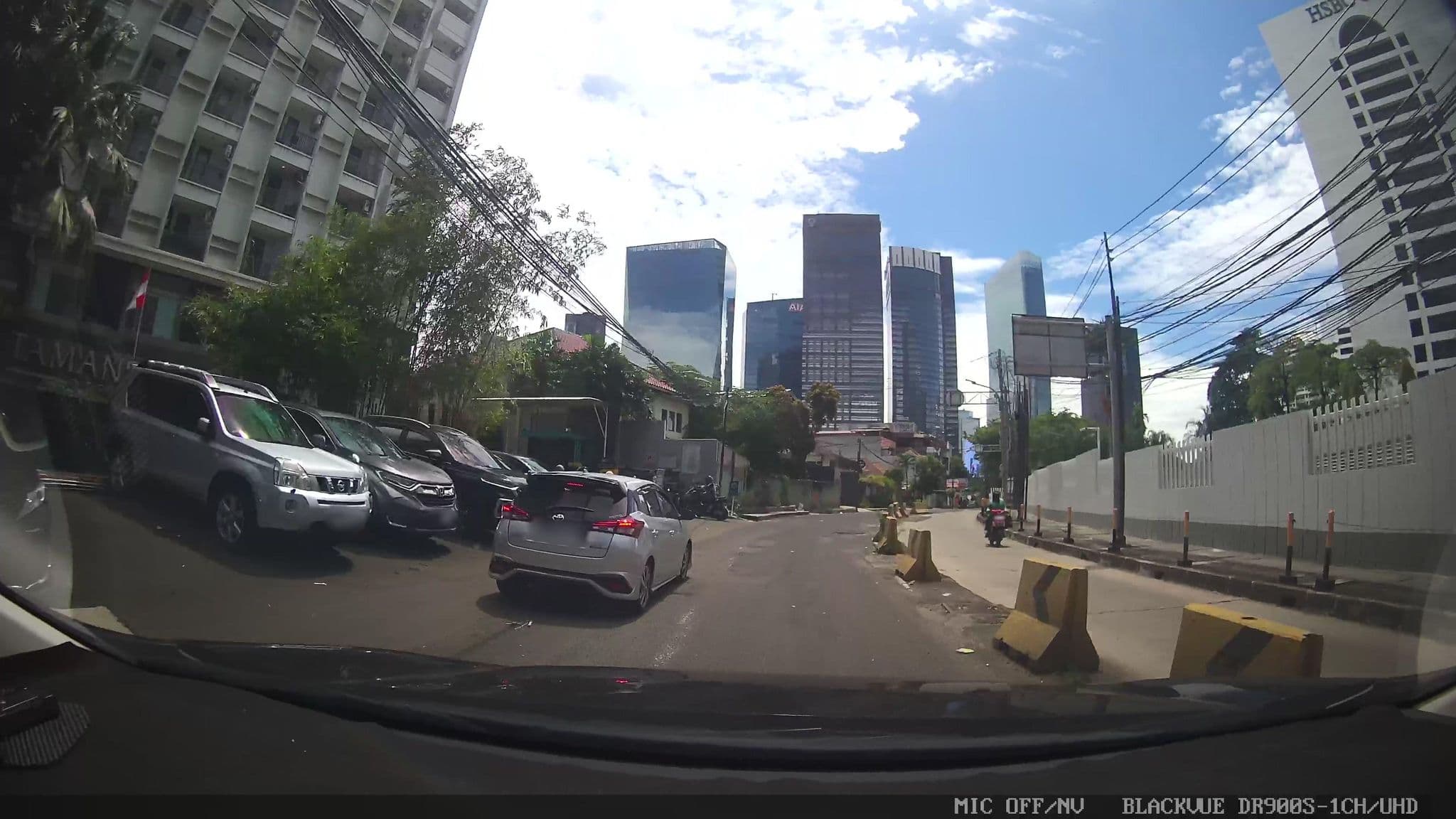 Street view near Swimming Pool Tamansari Sudirman, Jakarta — © Kaart---FRONT (CC BY-SA · Mapillary)
