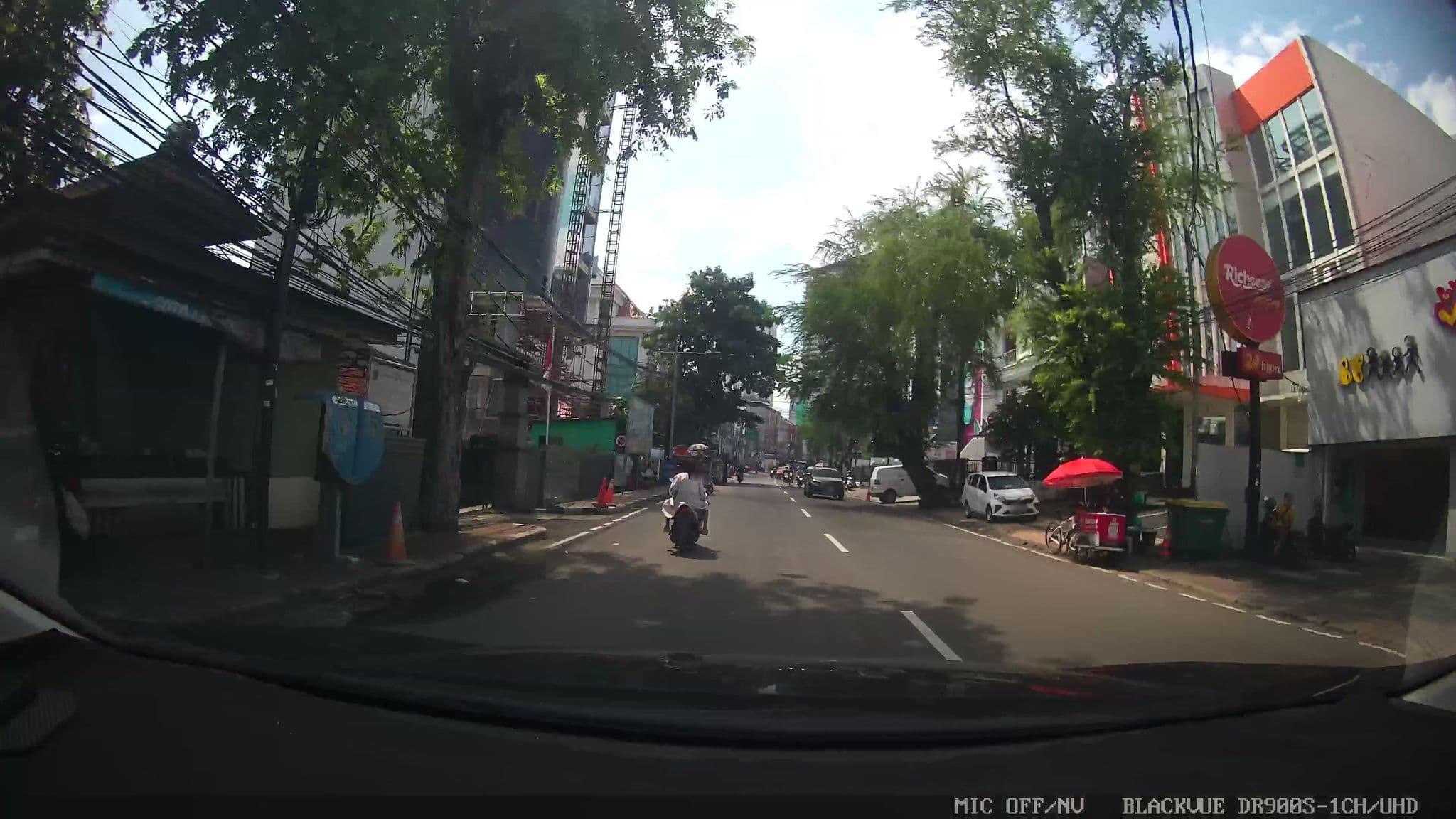 Street view near Swiss Bell Inn Spring Hills, Jakarta — © Kaart---FRONT (CC BY-SA · Mapillary)