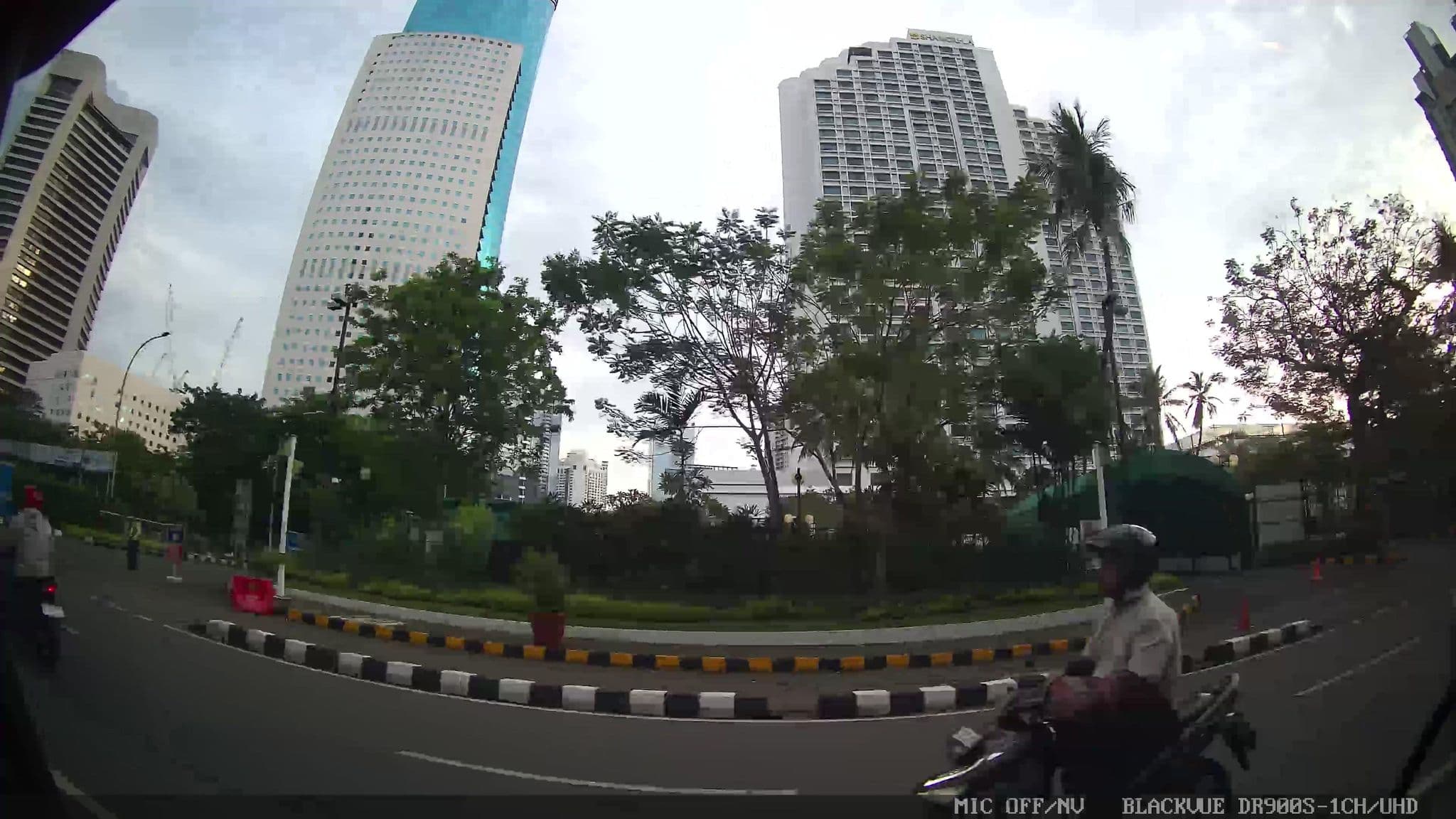 Street view near Shooping Arcade Shangri La Hotel, Jakarta — © Kaart---RIGHT (CC BY-SA · Mapillary)