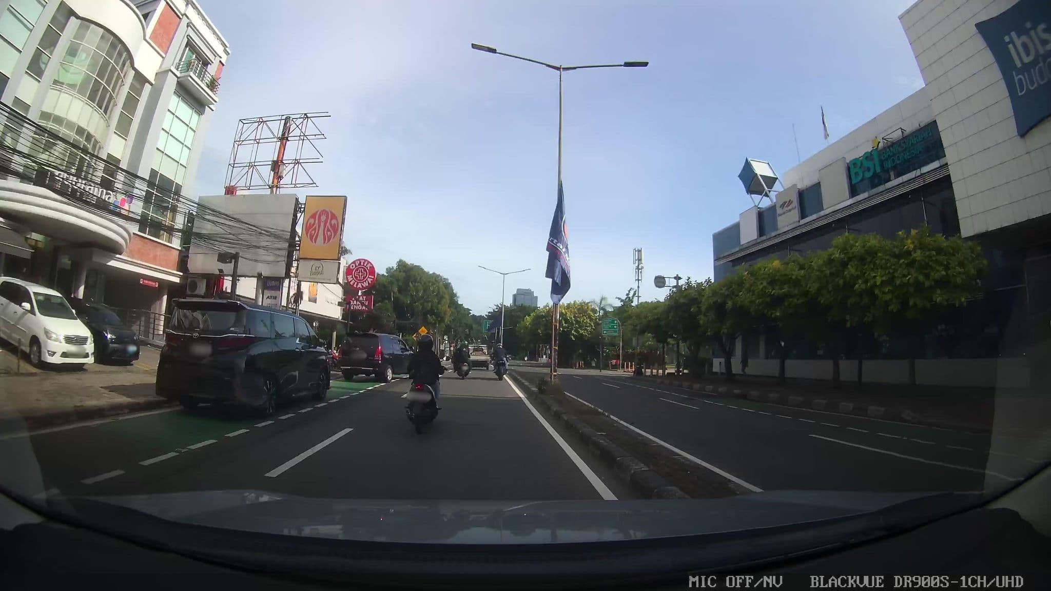 Street view near Hotel F1, Jakarta — © Kaart---FRONT (CC BY-SA · Mapillary)