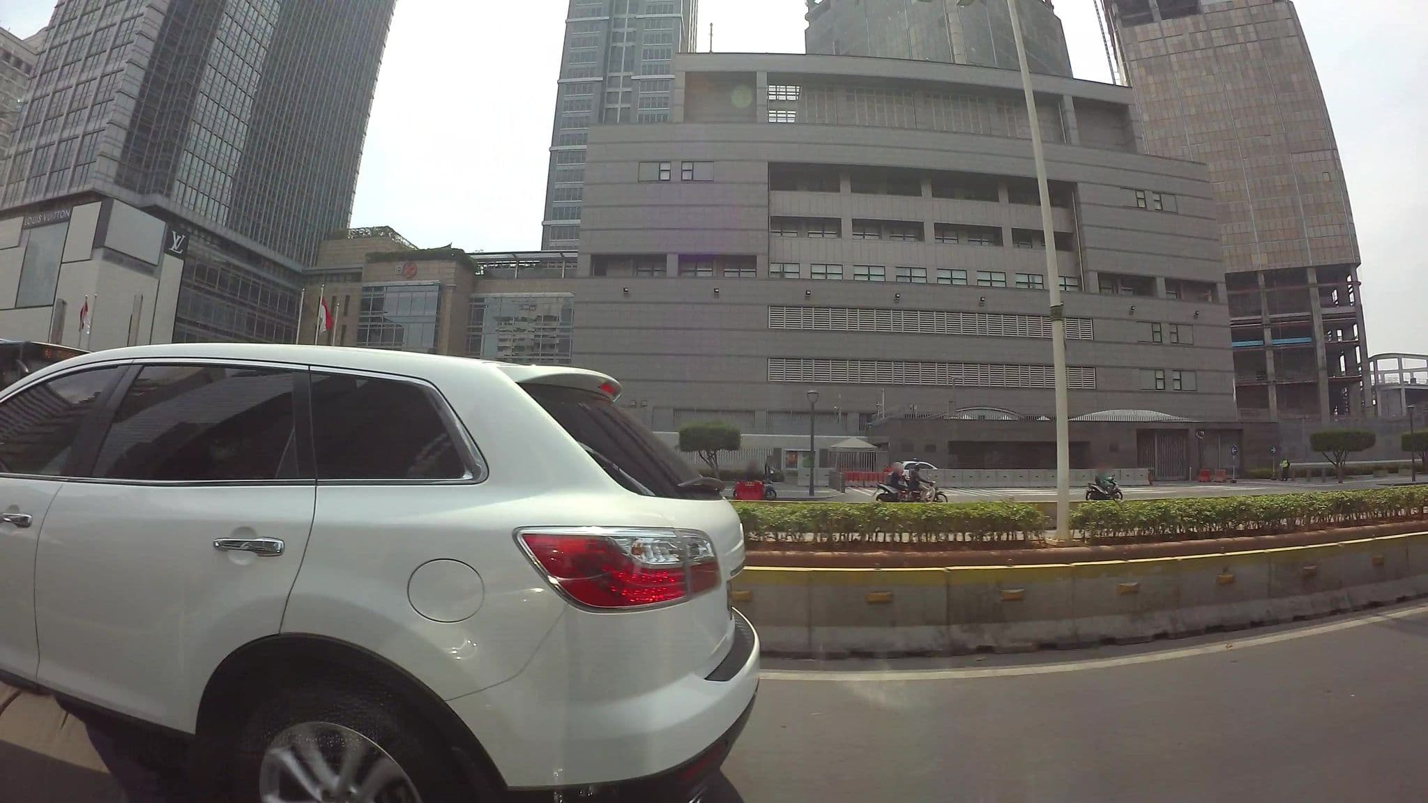 Street view near sanggrila hotel, Jakarta — © kaart_3 (CC BY-SA · Mapillary)