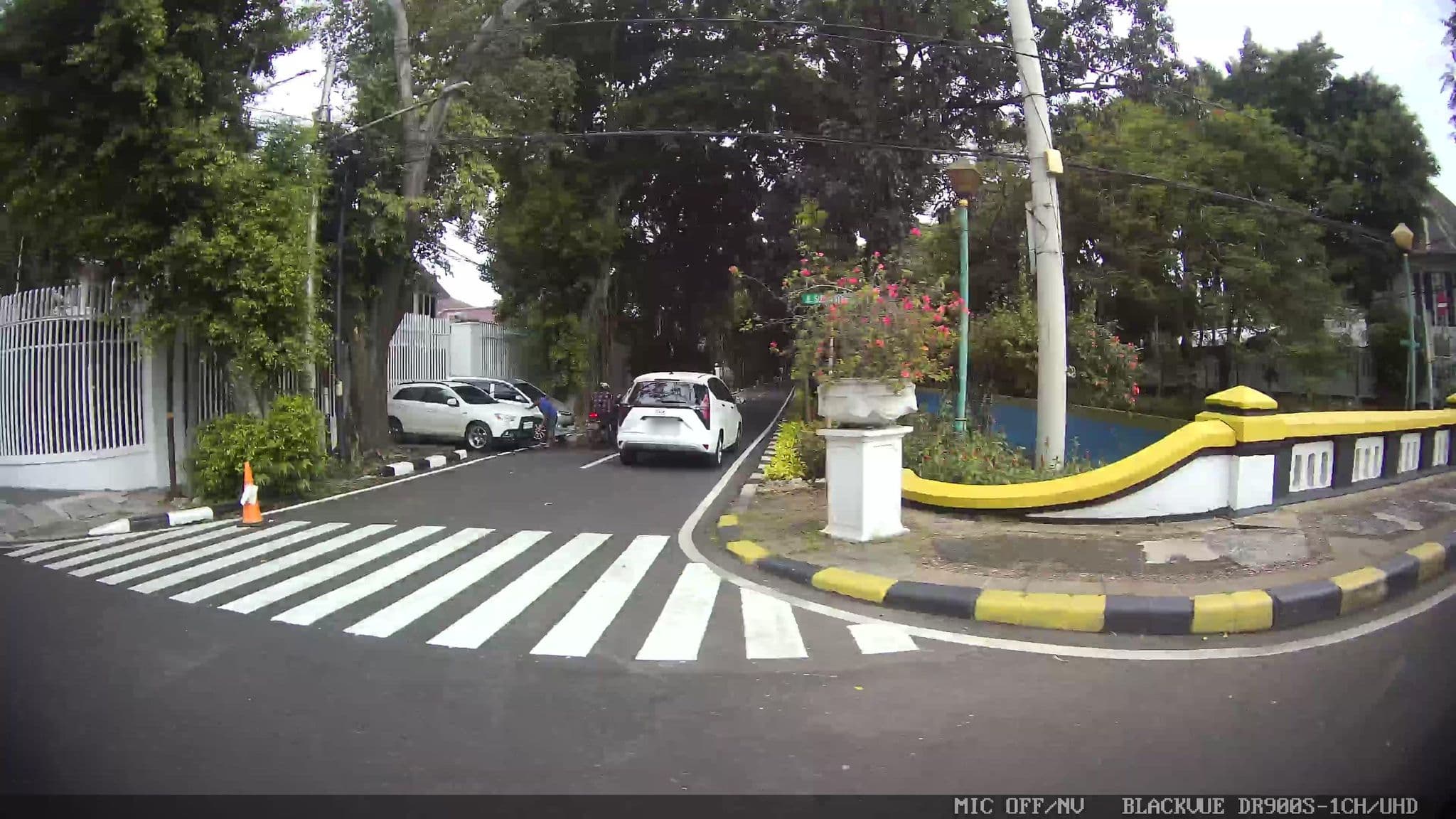 Street view near Hotel, Jakarta — © Kaart---LEFT (CC BY-SA · Mapillary)