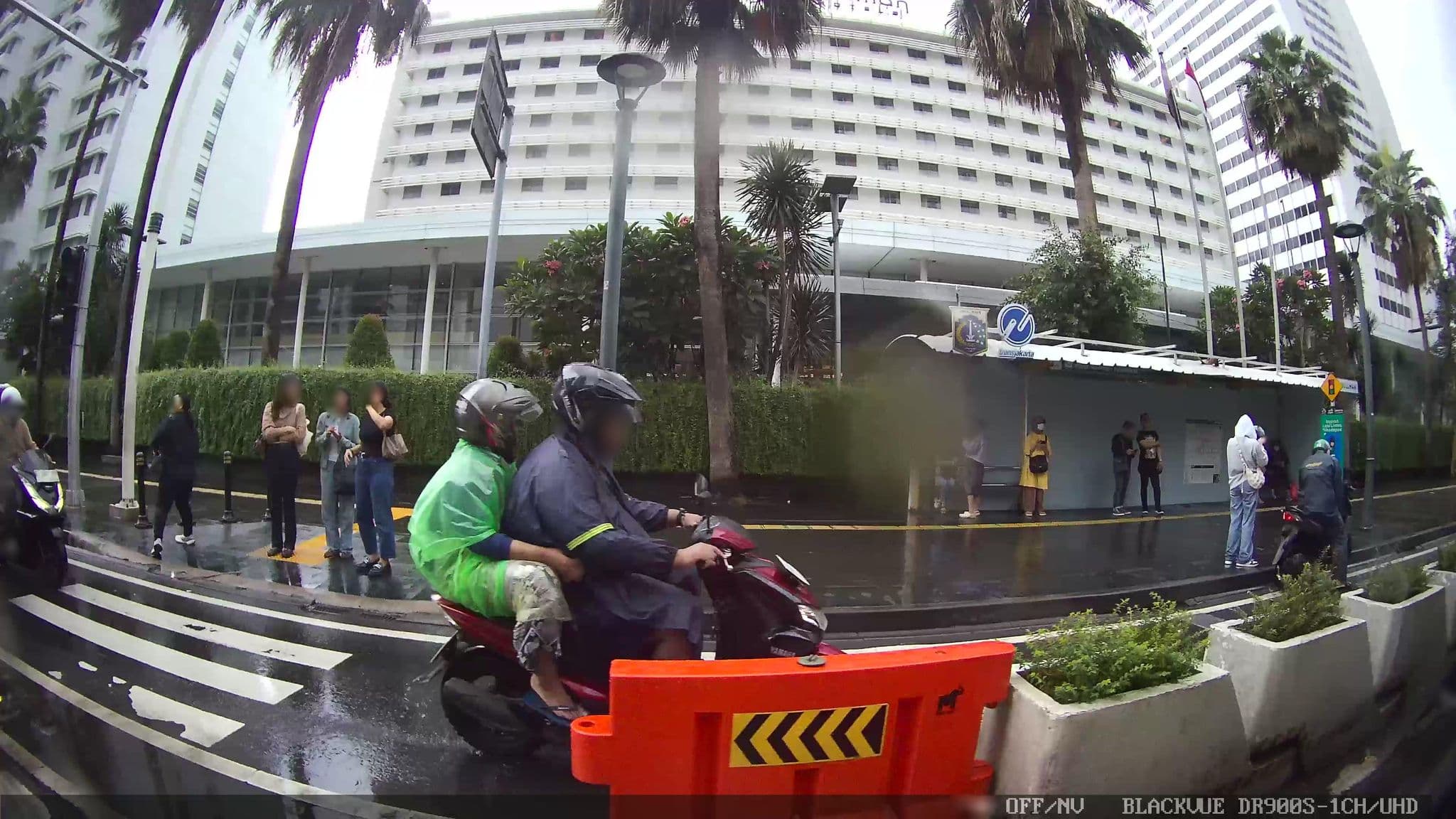 Street view near PullMan Luxury Hotel & Resort, Jakarta — © Kaart---LEFT (CC BY-SA · Mapillary)