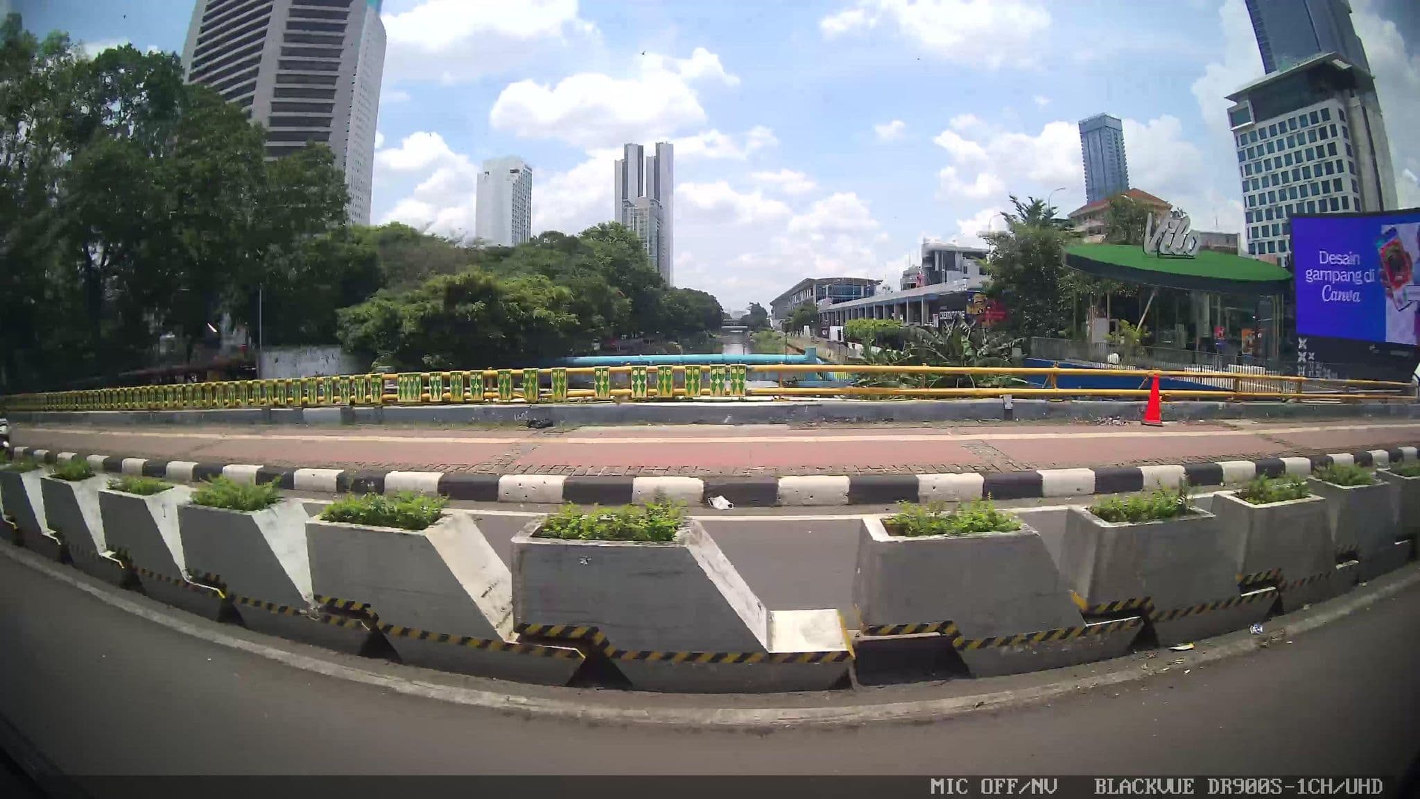 Street view near Shangrilla. Hotel - Bali Room, Jakarta — © Kaart---LEFT (CC BY-SA · Mapillary)