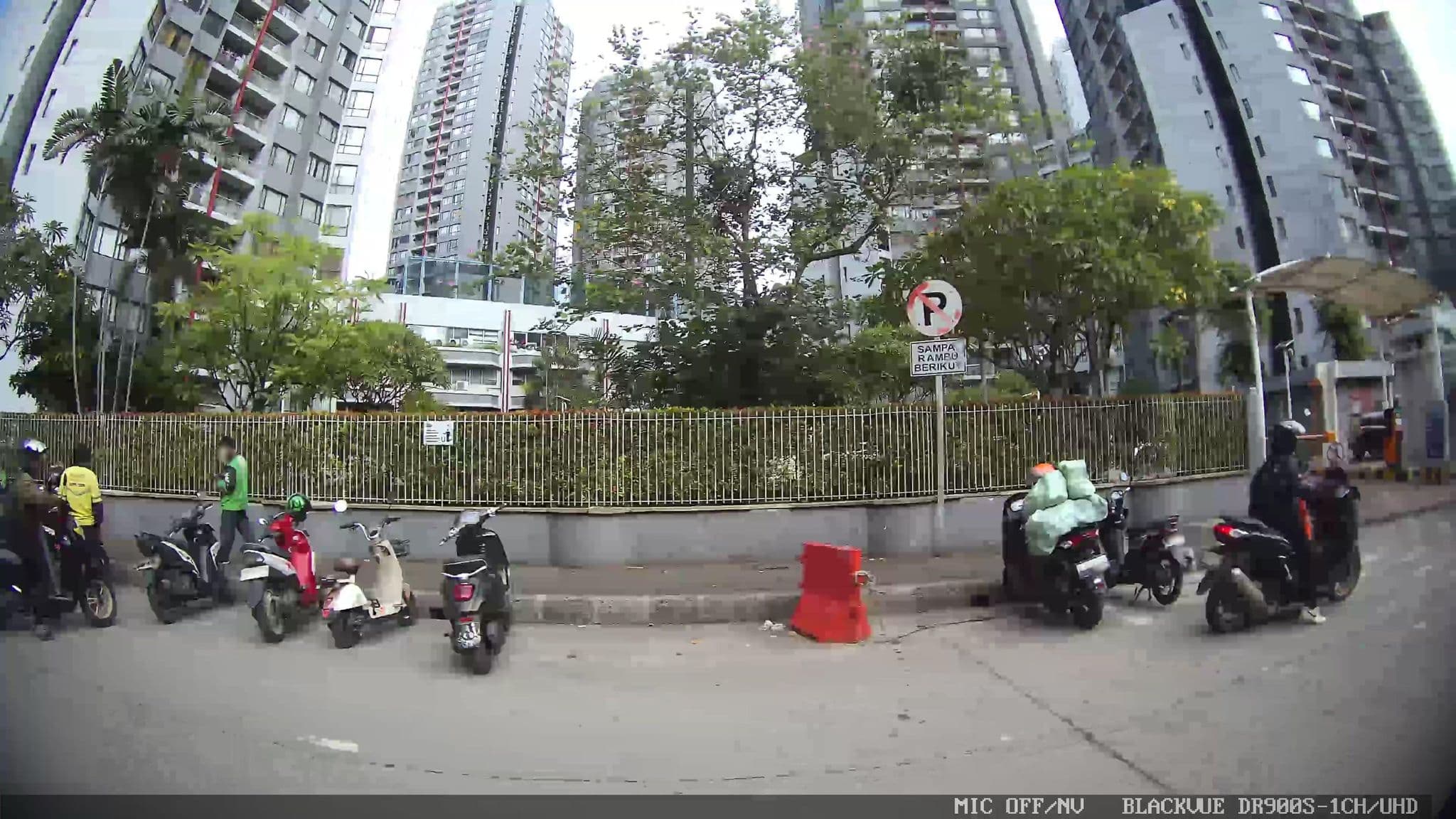 Street view near Iyem B&B, Jakarta — © Kaart---LEFT (CC BY-SA · Mapillary)
