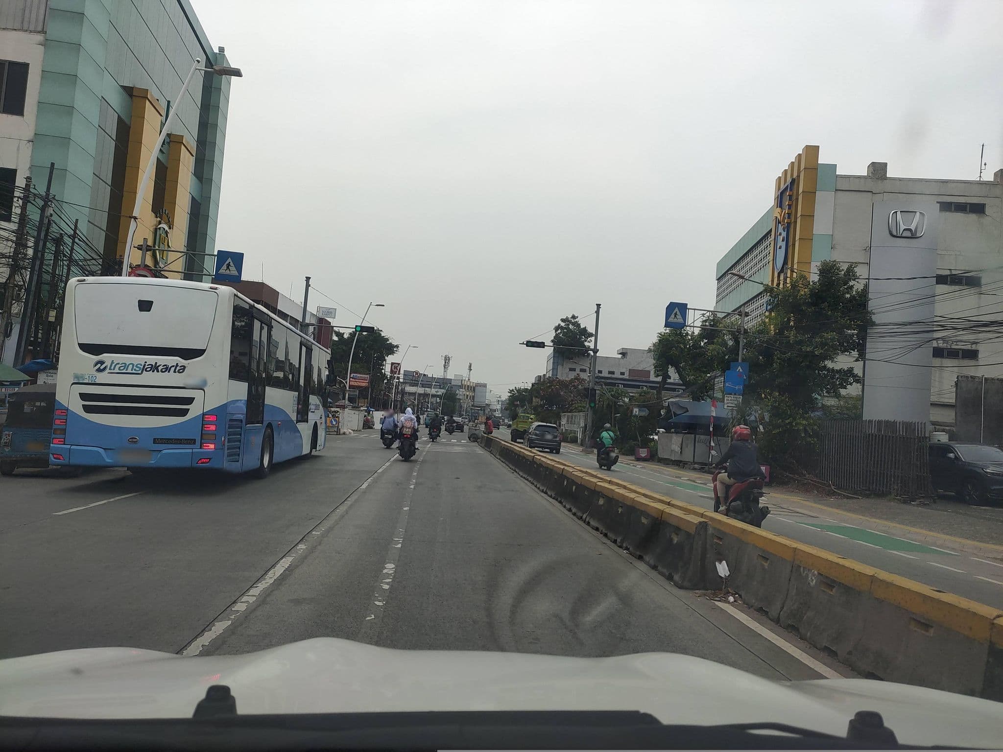 Street view near Hotel Alia Matraman, Jakarta — © Kaart_Local (CC BY-SA · Mapillary)