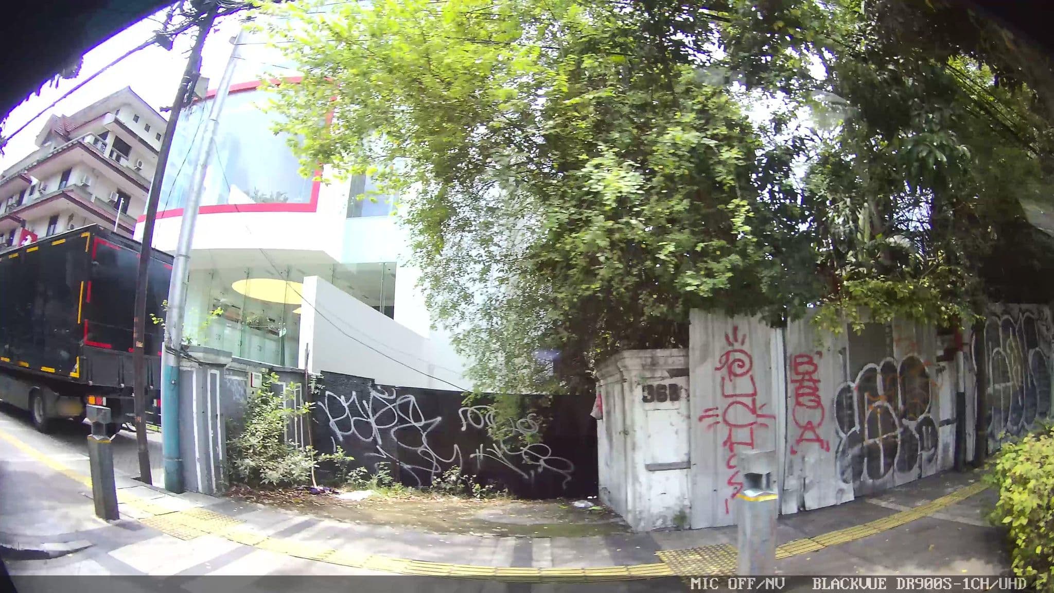Street view near Hotel Mega Proklamasi, Jakarta — © Kaart---RIGHT (CC BY-SA · Mapillary)