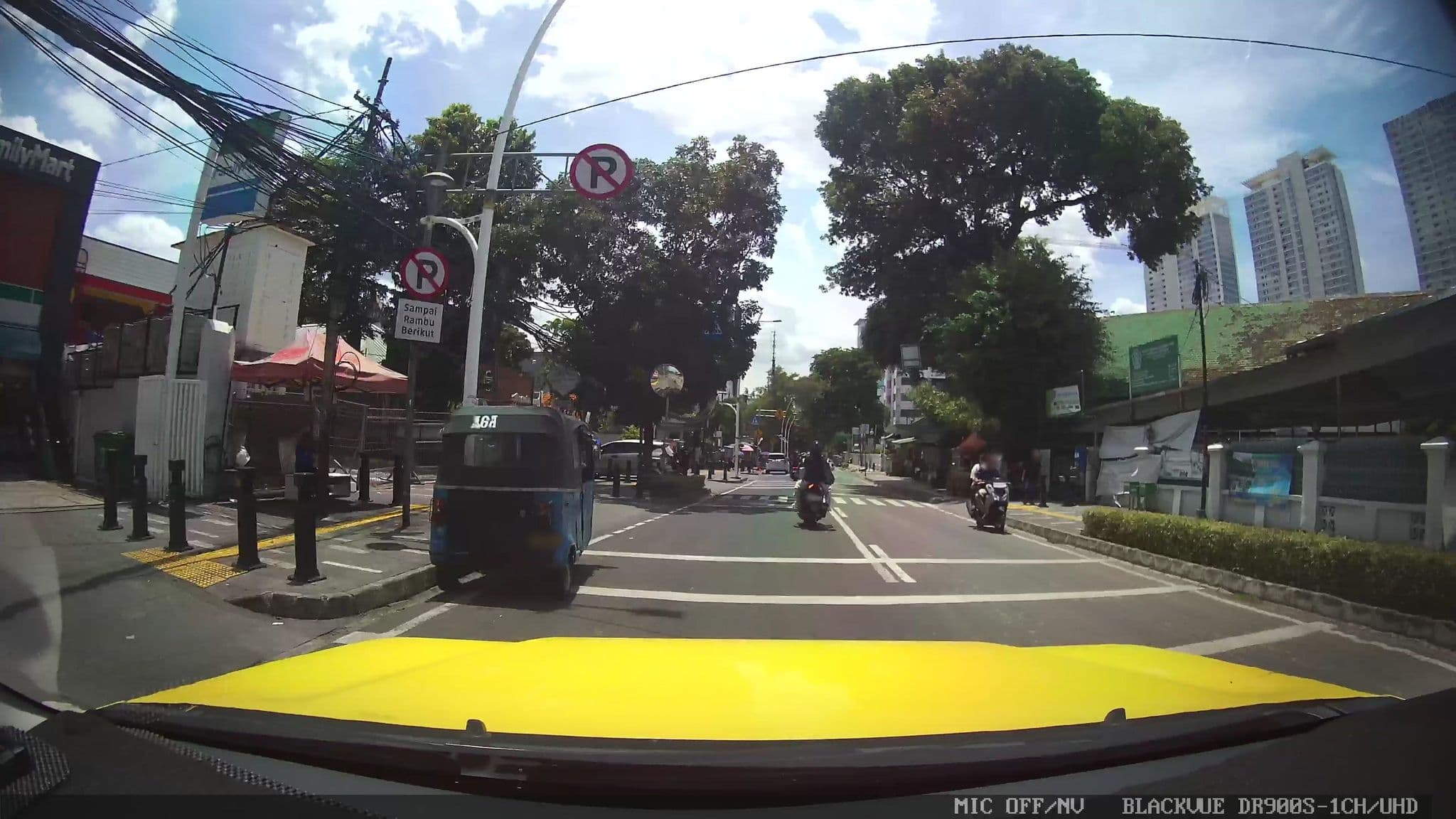 Street view near Wisma Jambi (Mess Perwakilan Jambi), Jakarta — © Kaart---FRONT (CC BY-SA · Mapillary)