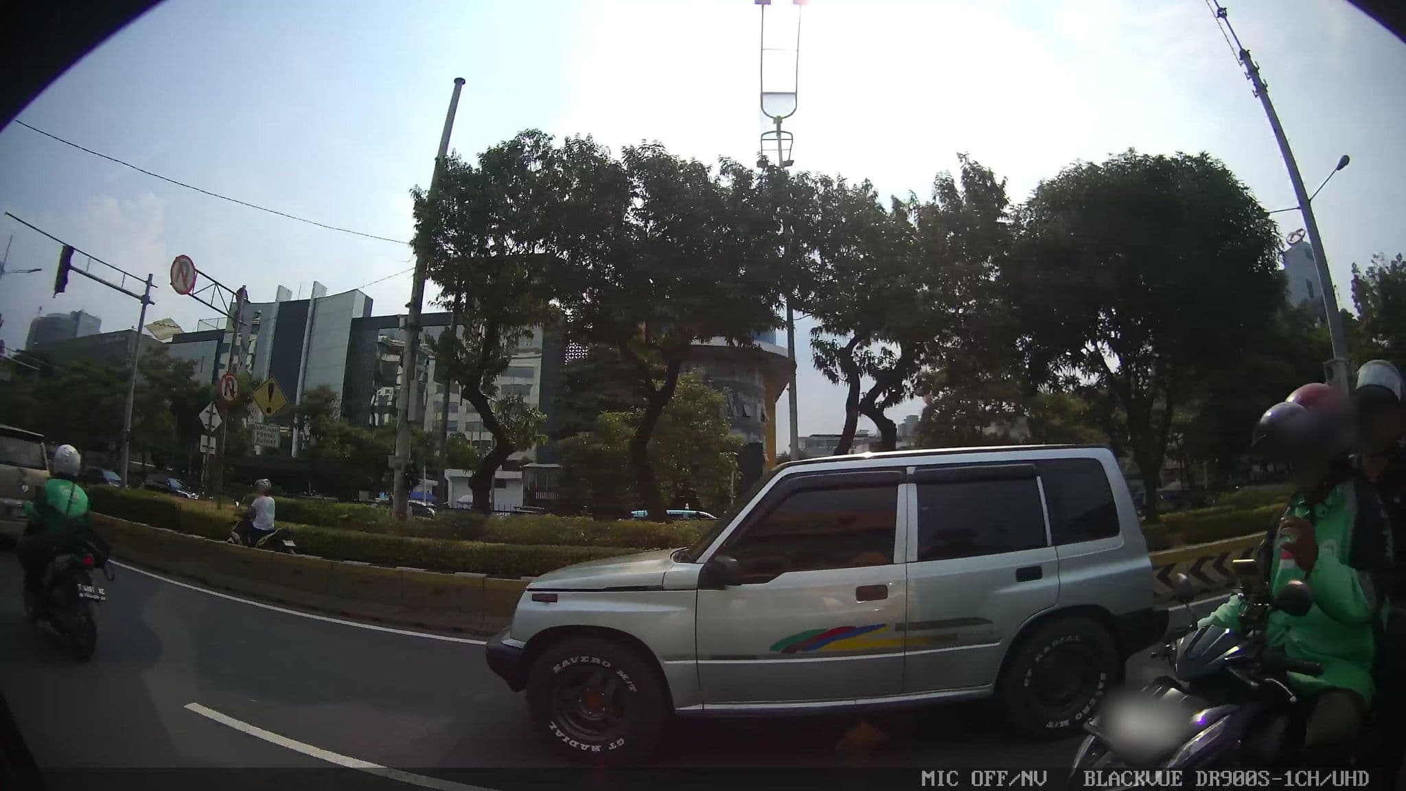 Street view near Hotel New Ayuda Puncak, Jakarta — © Kaart---RIGHT (CC BY-SA · Mapillary)