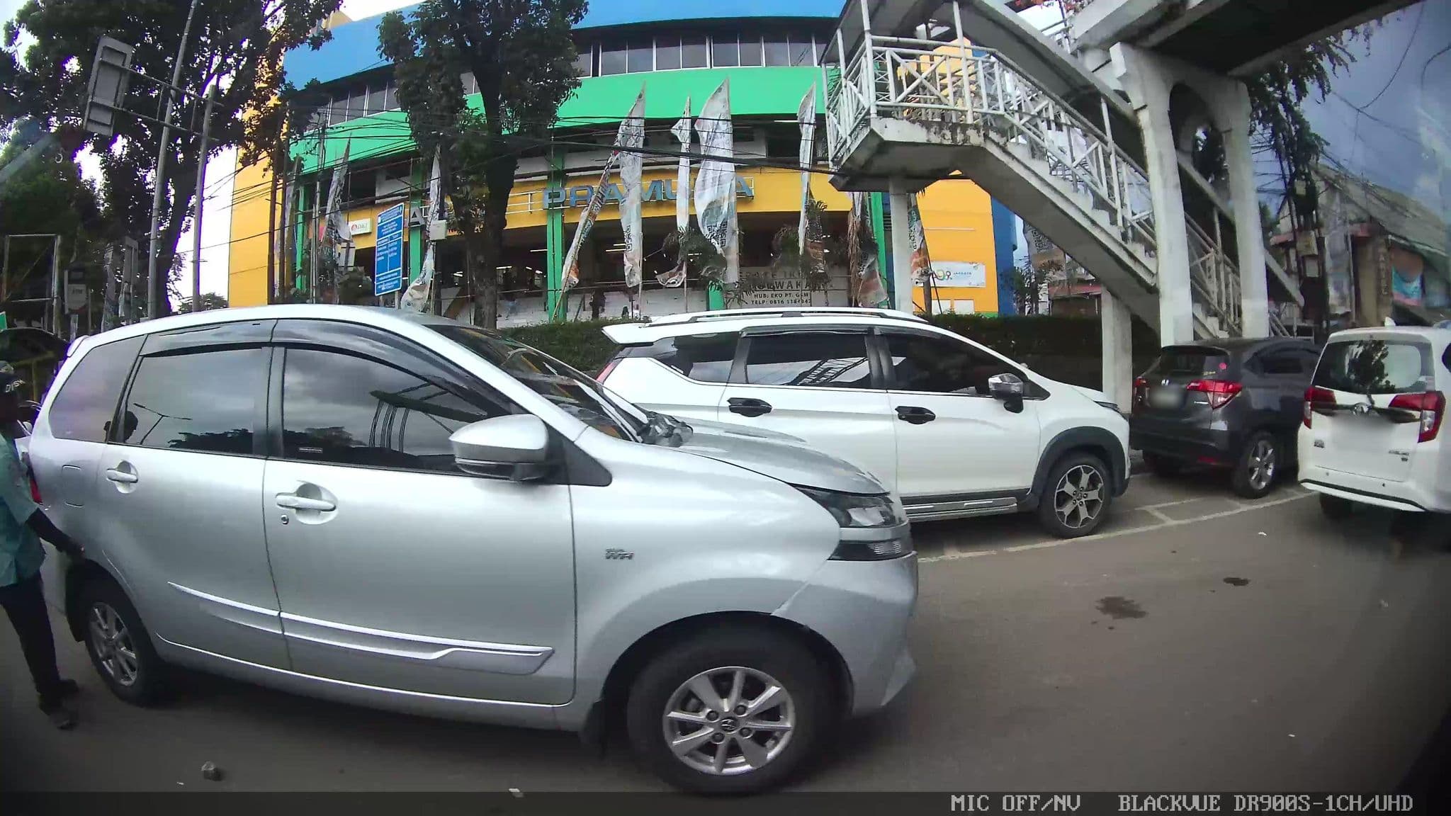 Street view near Tha Acacia Hotel, Jakarta — © Kaart---LEFT (CC BY-SA · Mapillary)