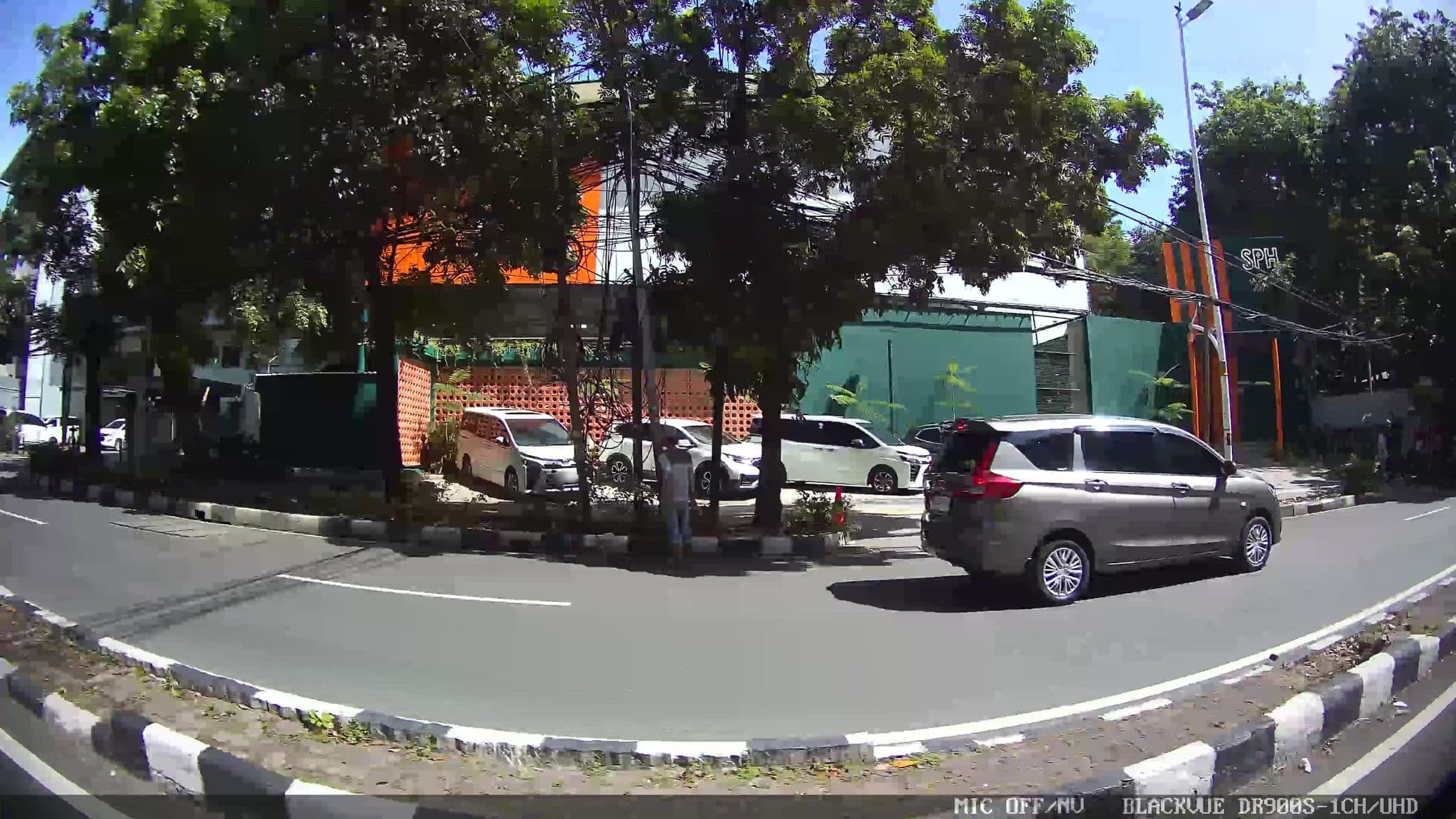 Street view near Swiss-Belinn Wahid Hasyim, Jakarta — © Kaart---RIGHT (CC BY-SA · Mapillary)