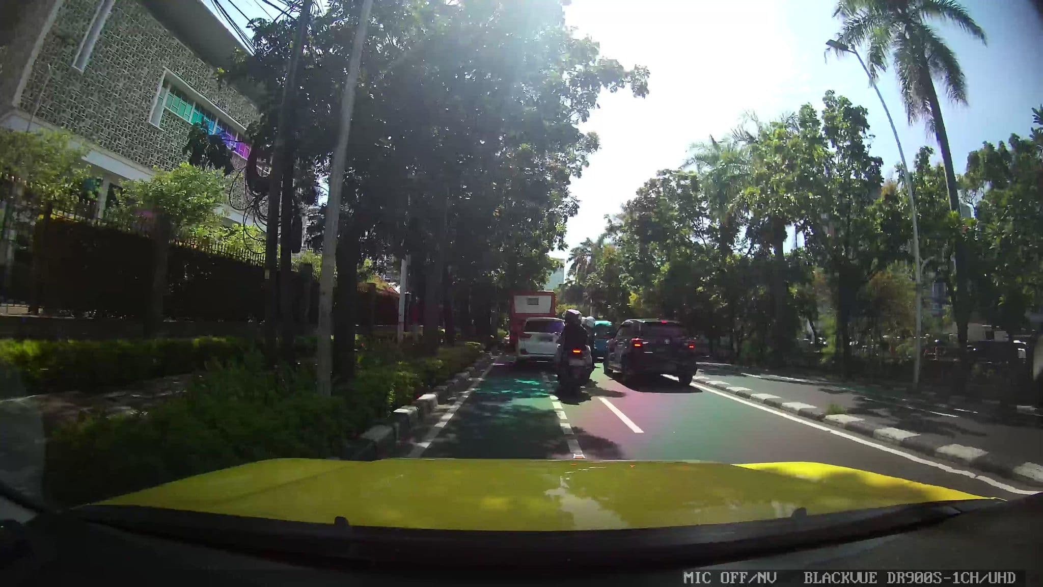 Street view near Ruang Sulawesi Hotel Milenium, Jakarta — © Kaart---FRONT (CC BY-SA · Mapillary)