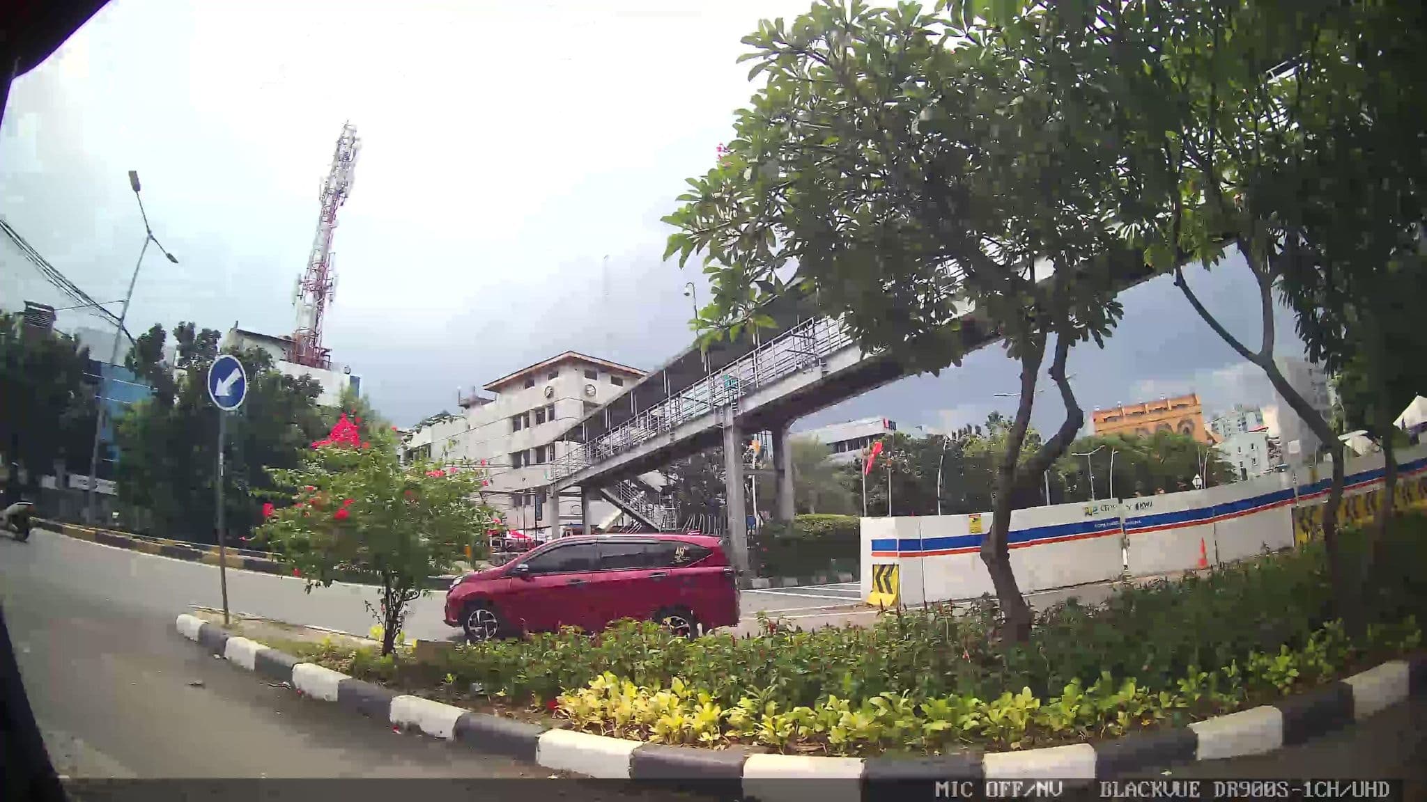 Street view near Seruni Room Milenium Hotel, Jakarta — © Kaart---RIGHT (CC BY-SA · Mapillary)