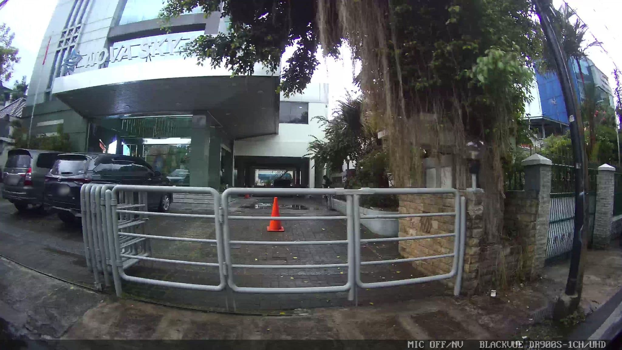 Street view near Hotel Menteng, Jakarta — © Kaart---RIGHT (CC BY-SA · Mapillary)