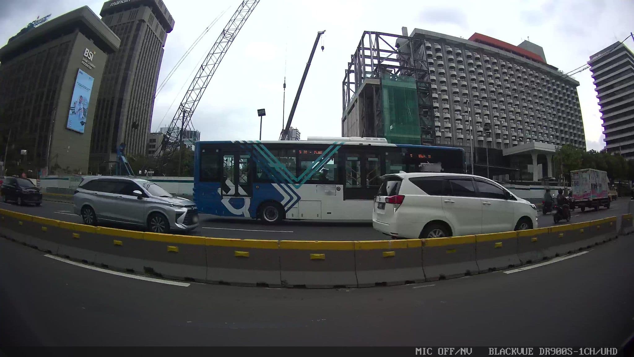 Street view near Saripan Pacific Hotel Jakarta, Jakarta — © Kaart---RIGHT (CC BY-SA · Mapillary)