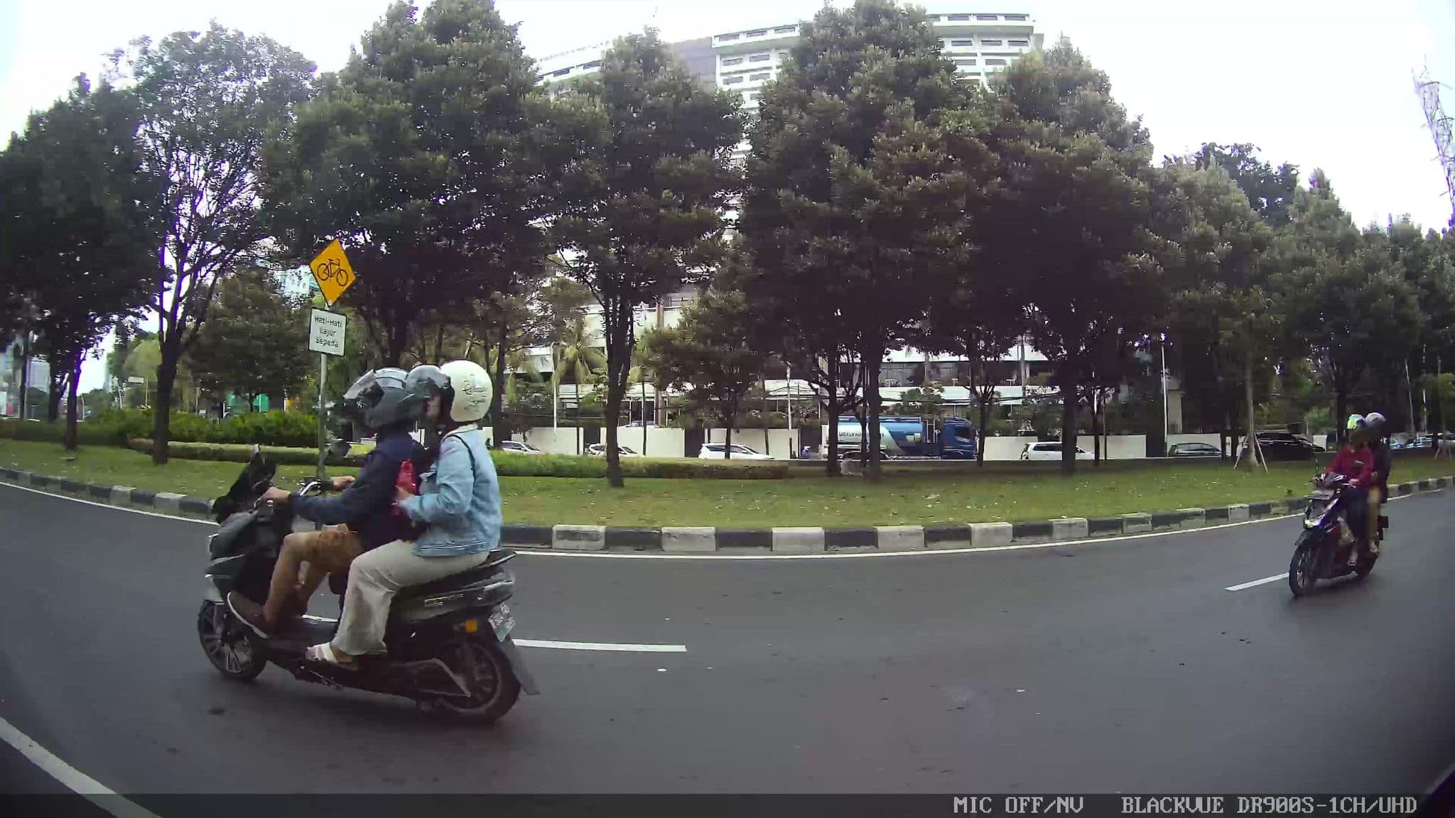 Street view near Novotel hotel hayam wuruk, Jakarta — © Kaart---RIGHT (CC BY-SA · Mapillary)
