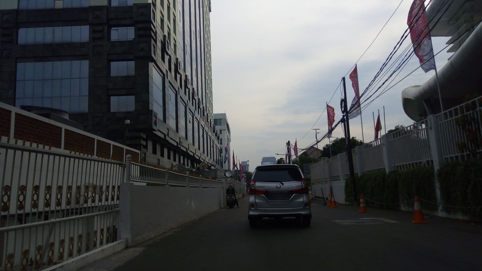 Street view near Arya Duta Hotel, Jl Prapatan 44-48 (Tugu Tani), Jakarta Pusat, Jakarta — © hafiedsh22 (CC BY-SA · Mapillary)