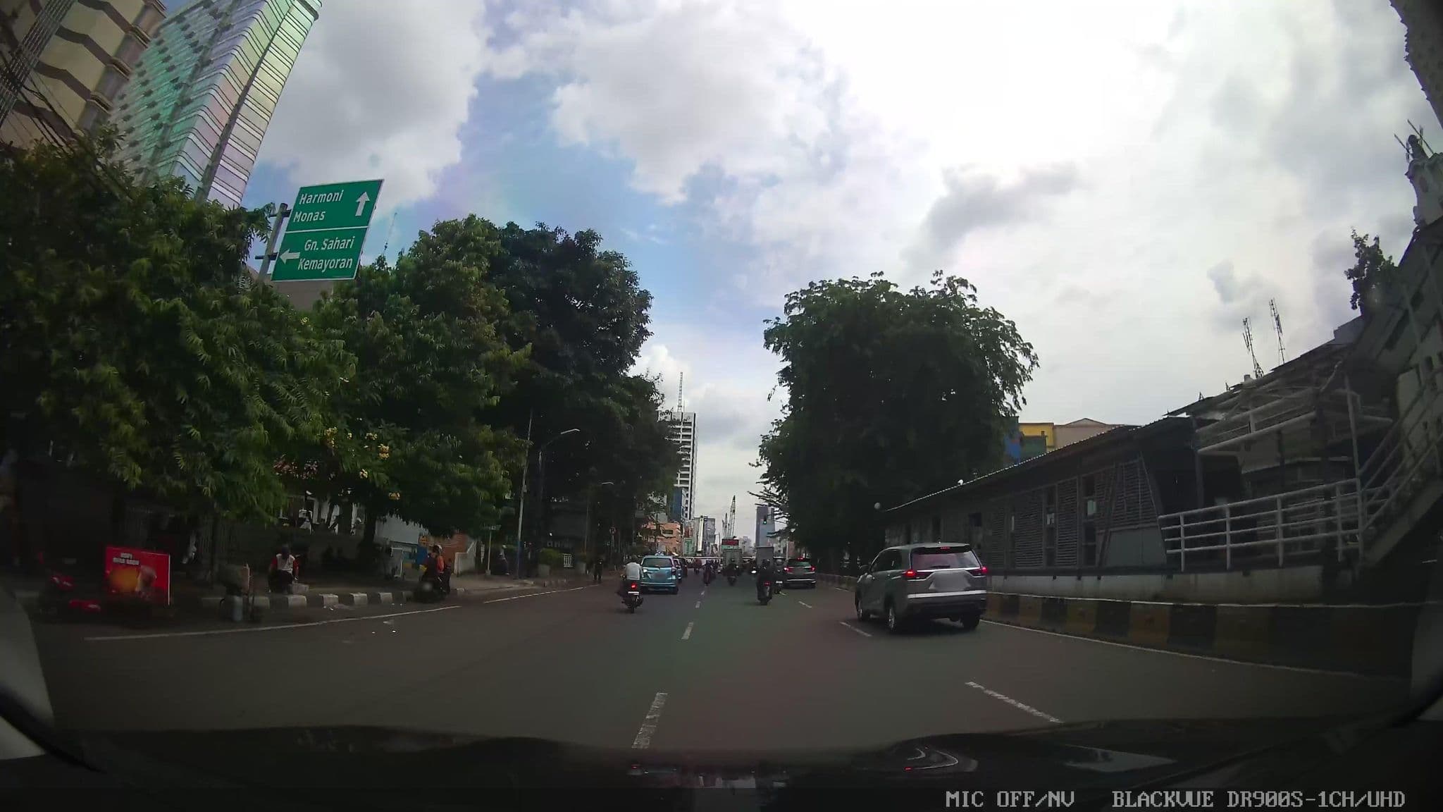 Street view near Mercure Hayam Wuruk, Jakarta — © Kaart---FRONT (CC BY-SA · Mapillary)