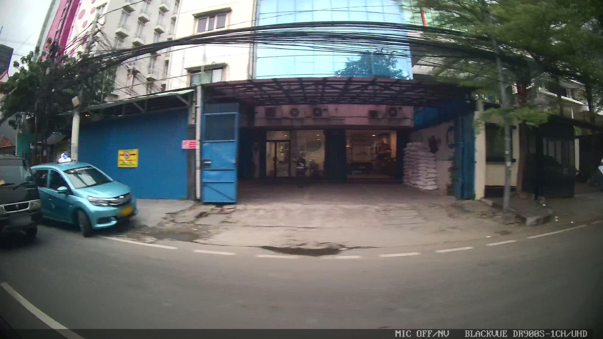 Street view near theplazahotel, Jakarta — © Kaart---LEFT (CC BY-SA · Mapillary)