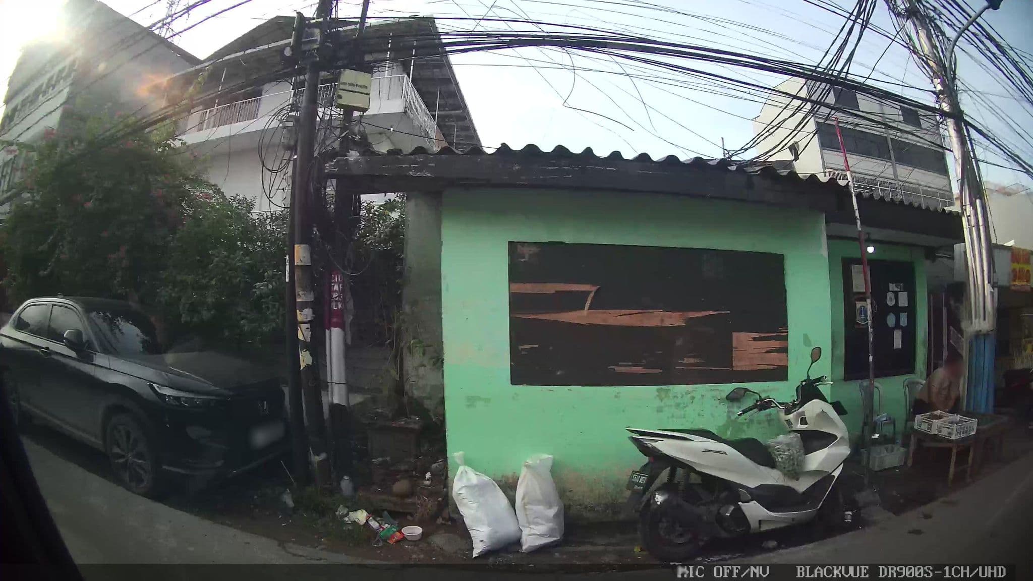 Street view near Cengkeh Ballroom Menara Peninsula Hotel, Jakarta — © Kaart---RIGHT (CC BY-SA · Mapillary)
