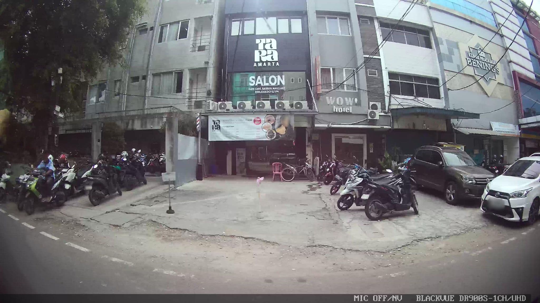 Street view near Sleepy Raccoon Hostel, Jakarta — © Kaart---RIGHT (CC BY-SA · Mapillary)