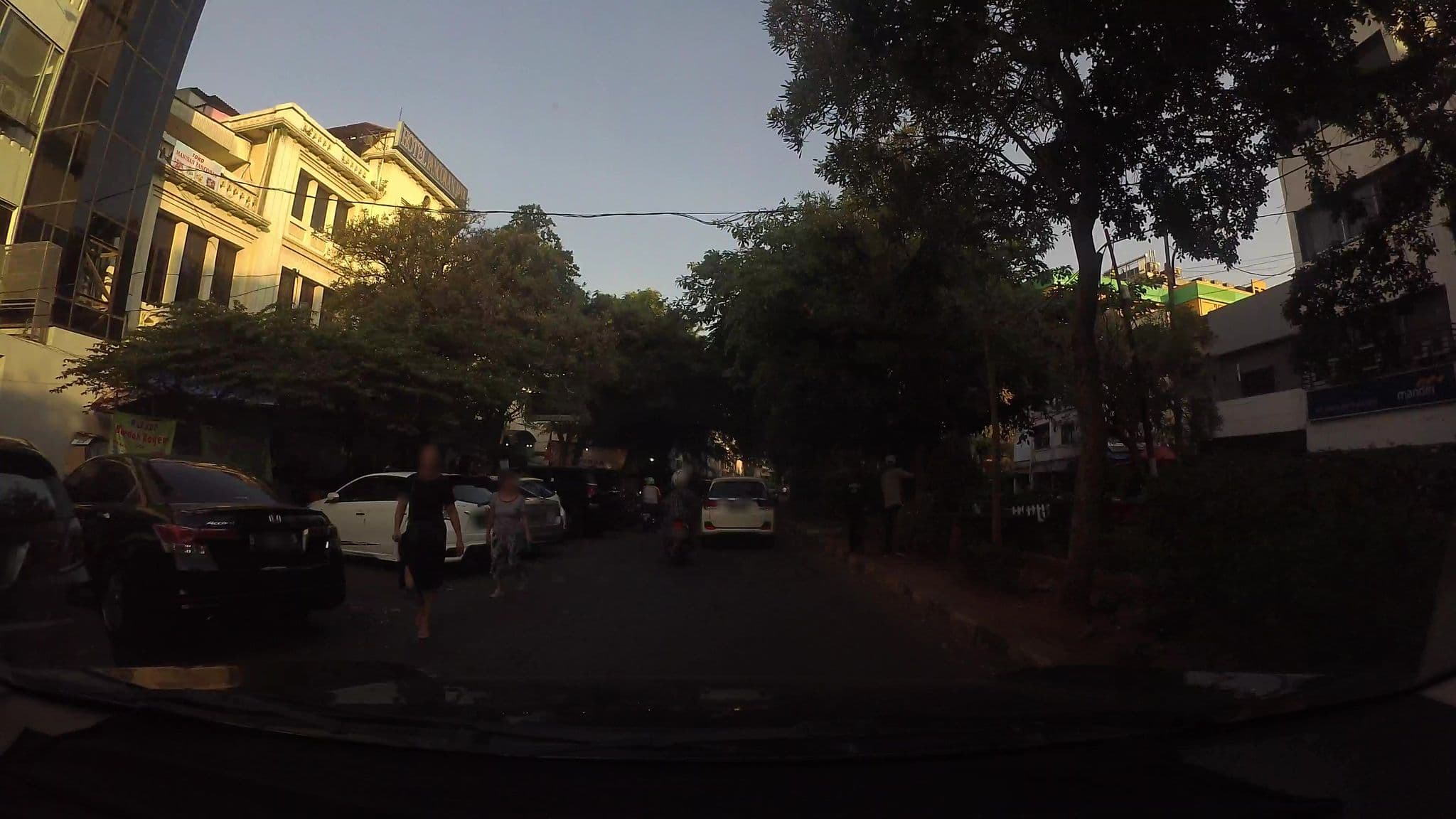 Street view near Hotel Capitol, Jakarta — © kaart_3 (CC BY-SA · Mapillary)