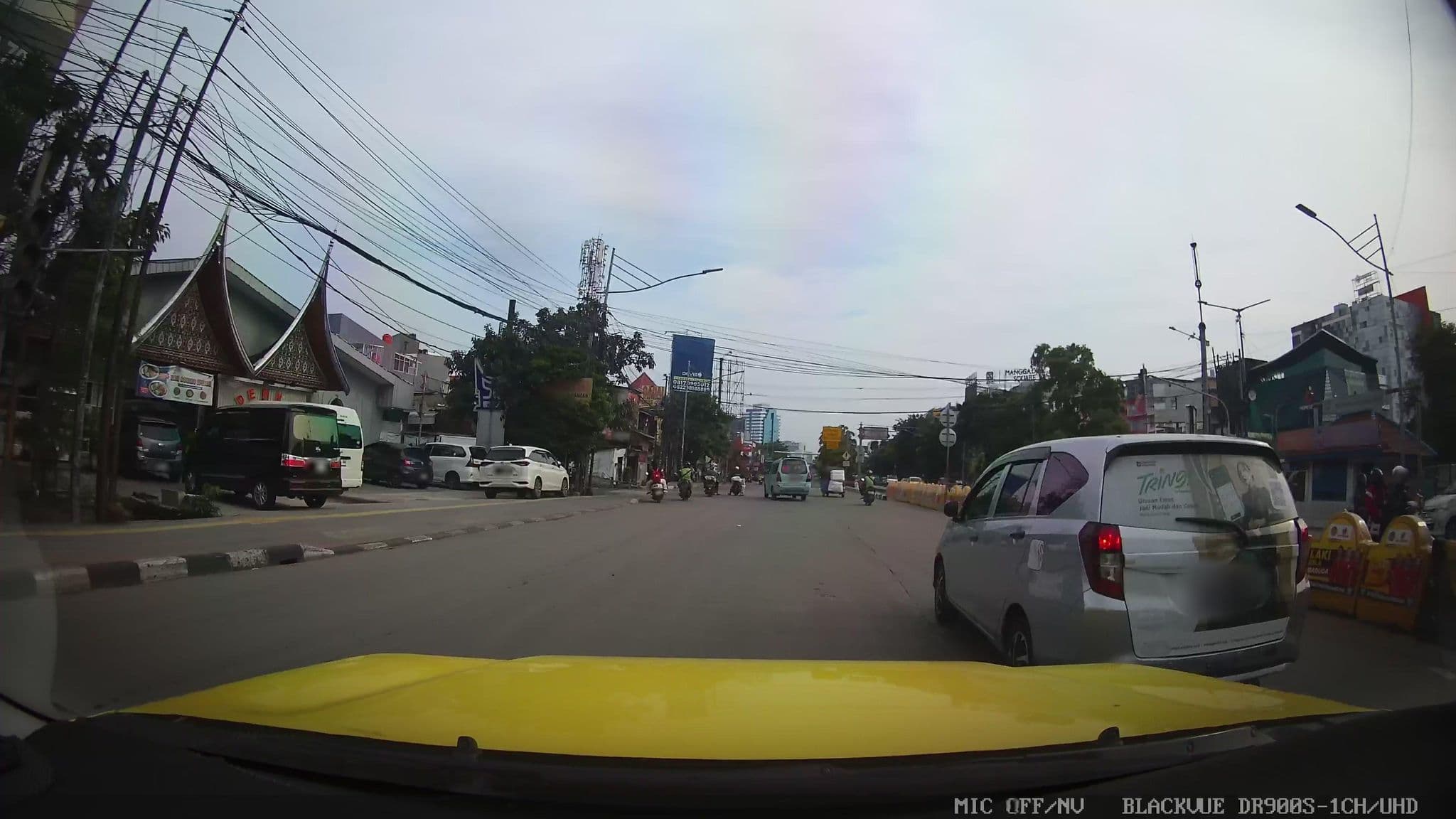 Street view near Lobby Hotel Le Grandeur, Jakarta — © Kaart---FRONT (CC BY-SA · Mapillary)