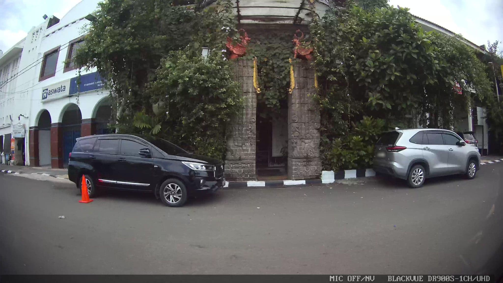 Street view near Hotel Dequr Jakarta Kota, Jakarta — © Kaart---LEFT (CC BY-SA · Mapillary)