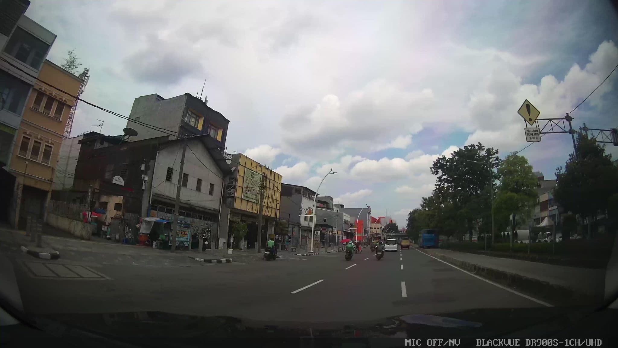 Street view near Rumah Shinta Hotel, Jakarta — © Kaart---FRONT (CC BY-SA · Mapillary)
