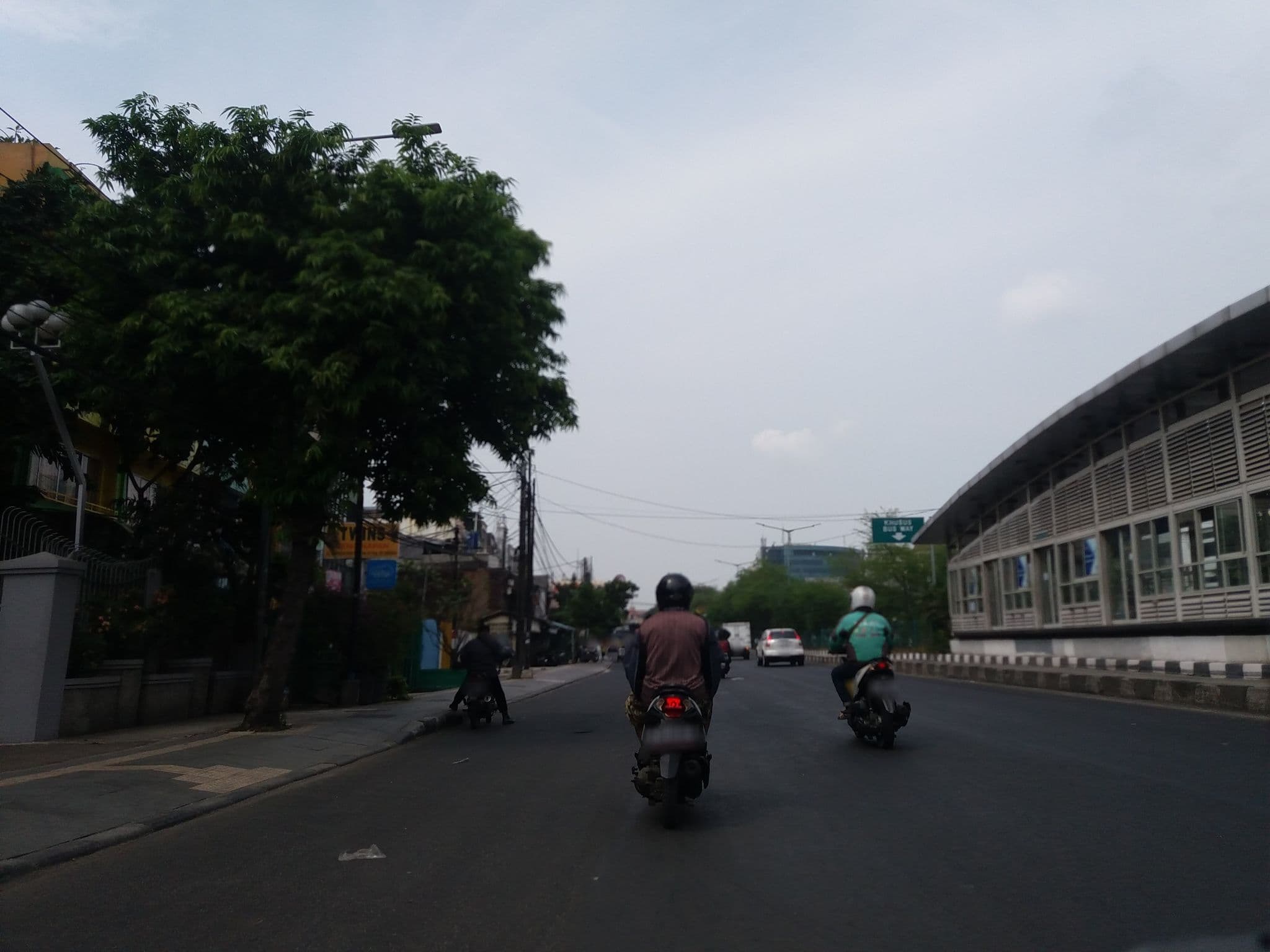 Street view near Twins Manggadua Hotel, Jakarta — © derry (CC BY-SA · Mapillary)