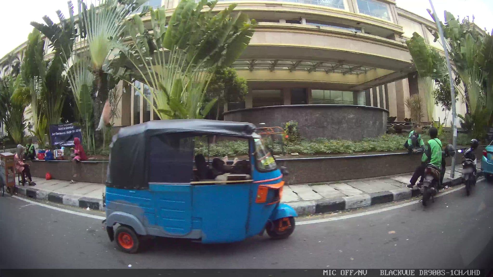 Street view near Le Grandeur Hotels Excecutive Club Lounge, Jakarta — © Kaart---LEFT (CC BY-SA · Mapillary)