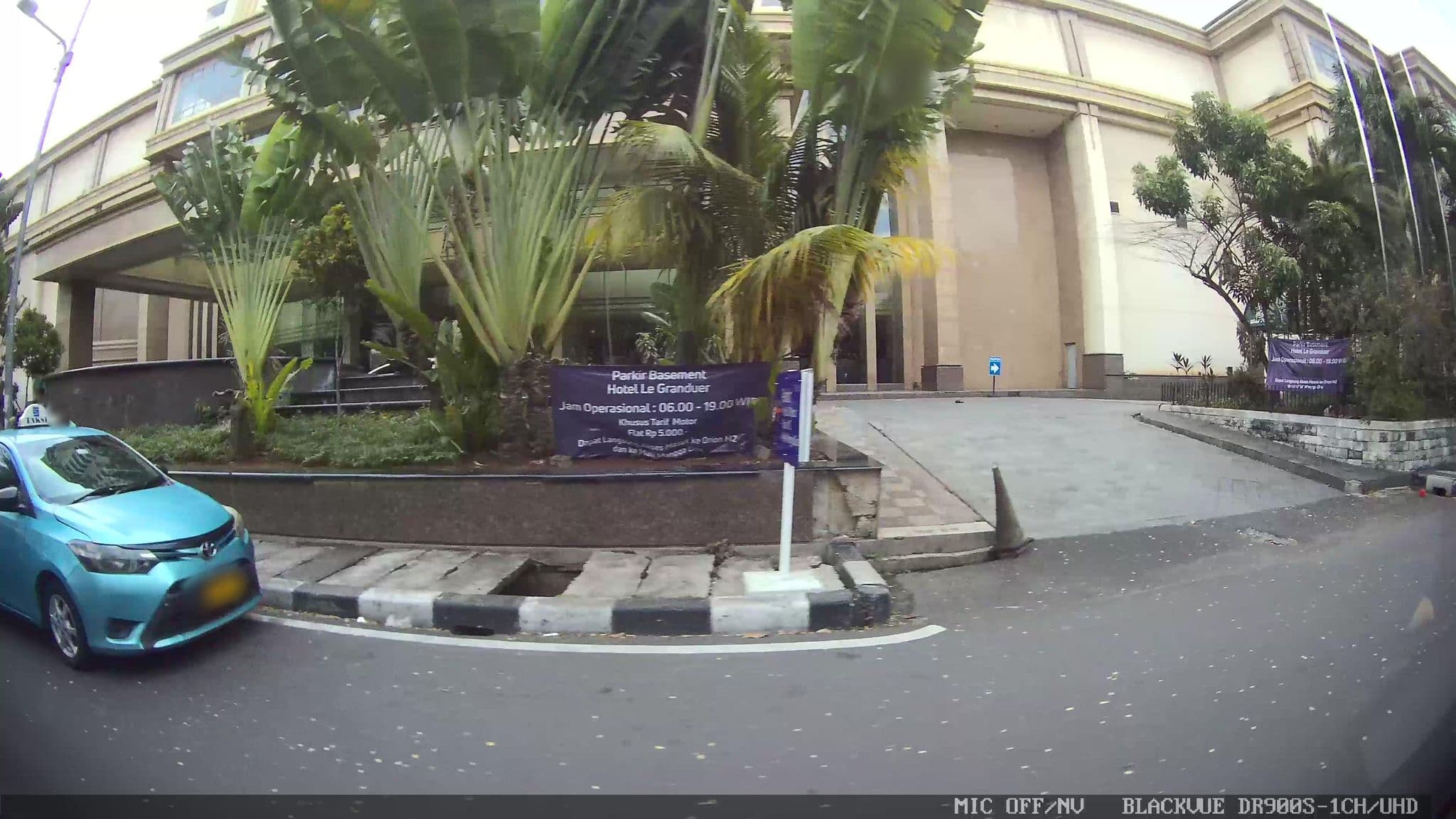 Street view near Le Grandeur Breakfast Floor, Jakarta — © Kaart---LEFT (CC BY-SA · Mapillary)