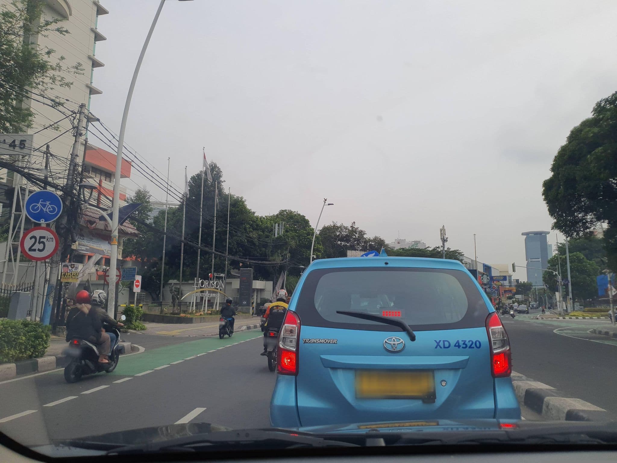 Street view near Horison Ultima Menteng, Jakarta — © FotoPeta (CC BY-SA · Mapillary)