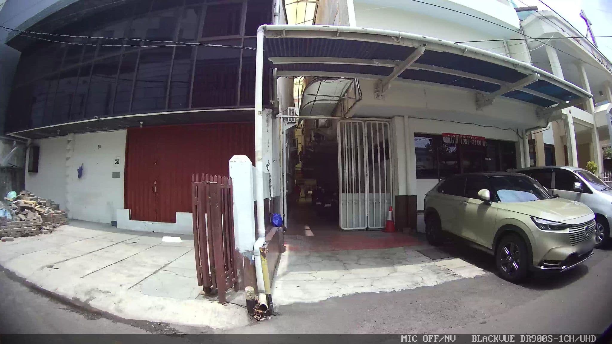 Street view near Golden Boutiqe Hotel, Jakarta:, Jakarta — © Kaart---RIGHT (CC BY-SA · Mapillary)