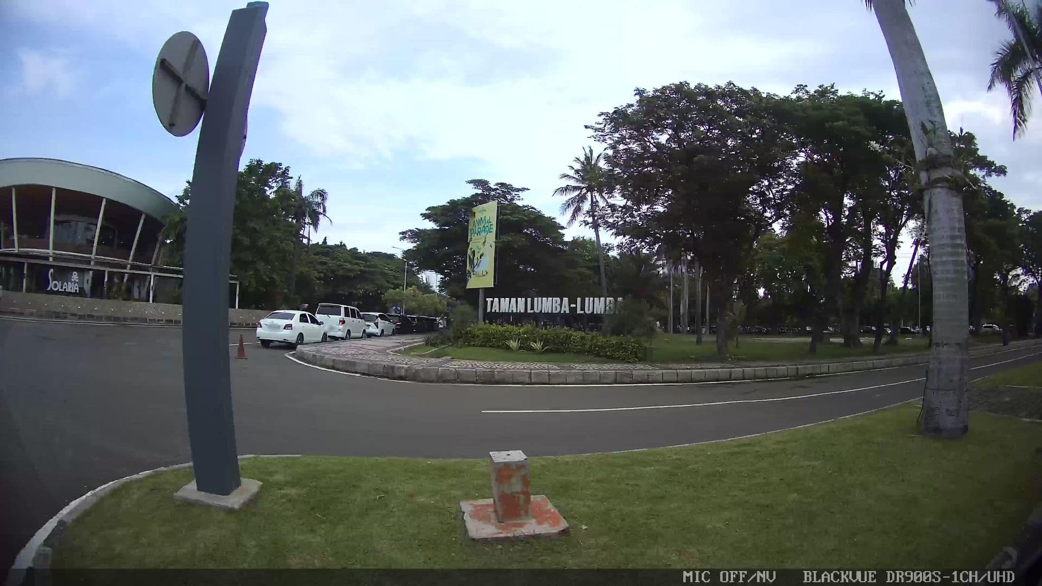 Street view near Batavia hotel, Jakarta — © Kaart---RIGHT (CC BY-SA · Mapillary)