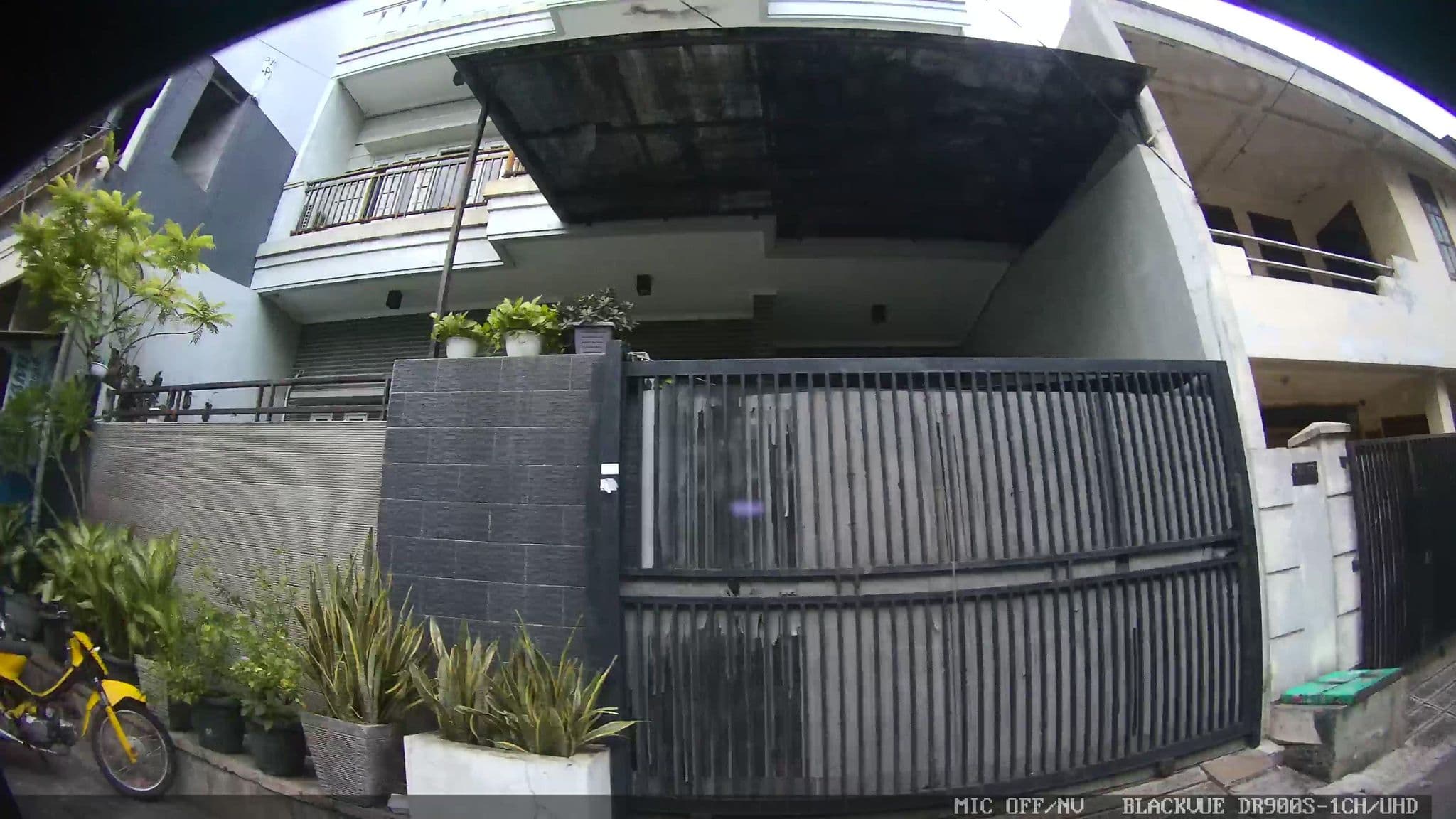 Street view near Jakarta Hostel Mamp, Jakarta — © Kaart---RIGHT (CC BY-SA · Mapillary)