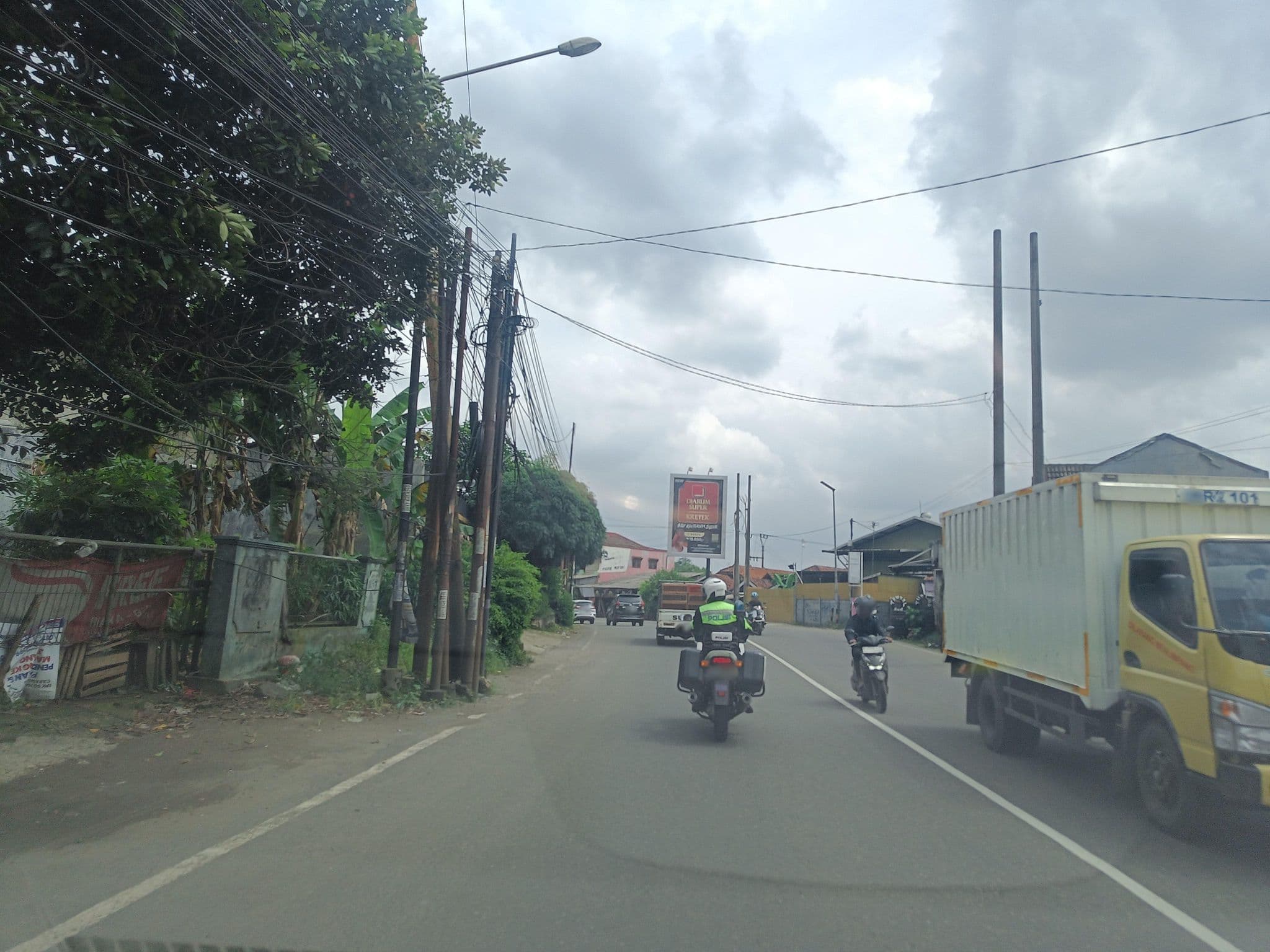 Street view near Larasshita's, Cileungsir — © hen0ch (CC BY-SA · Mapillary)