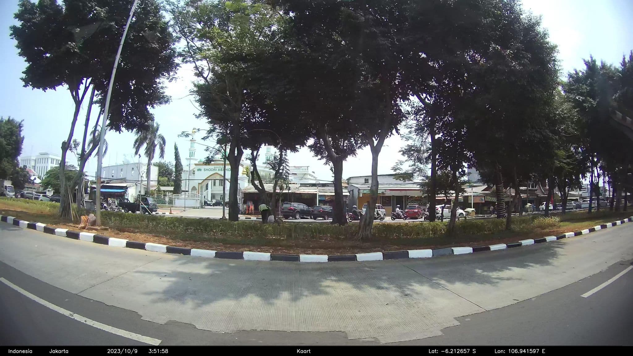 Street view near Guntari Hotel, Utan — © kaart_2 (CC BY-SA · Mapillary)