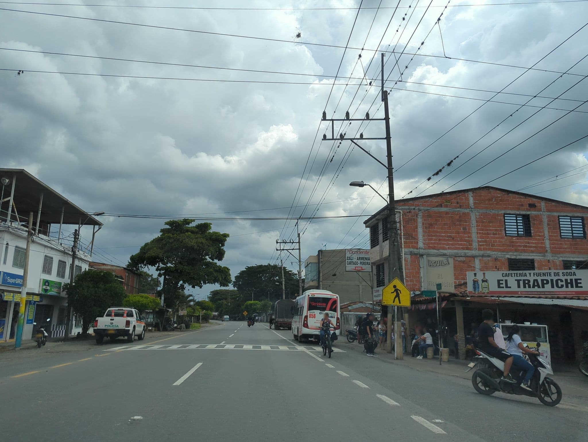 Street view near Hotel Puerto Príncipe, Zarzal — © maplarry (CC BY-SA · Mapillary)