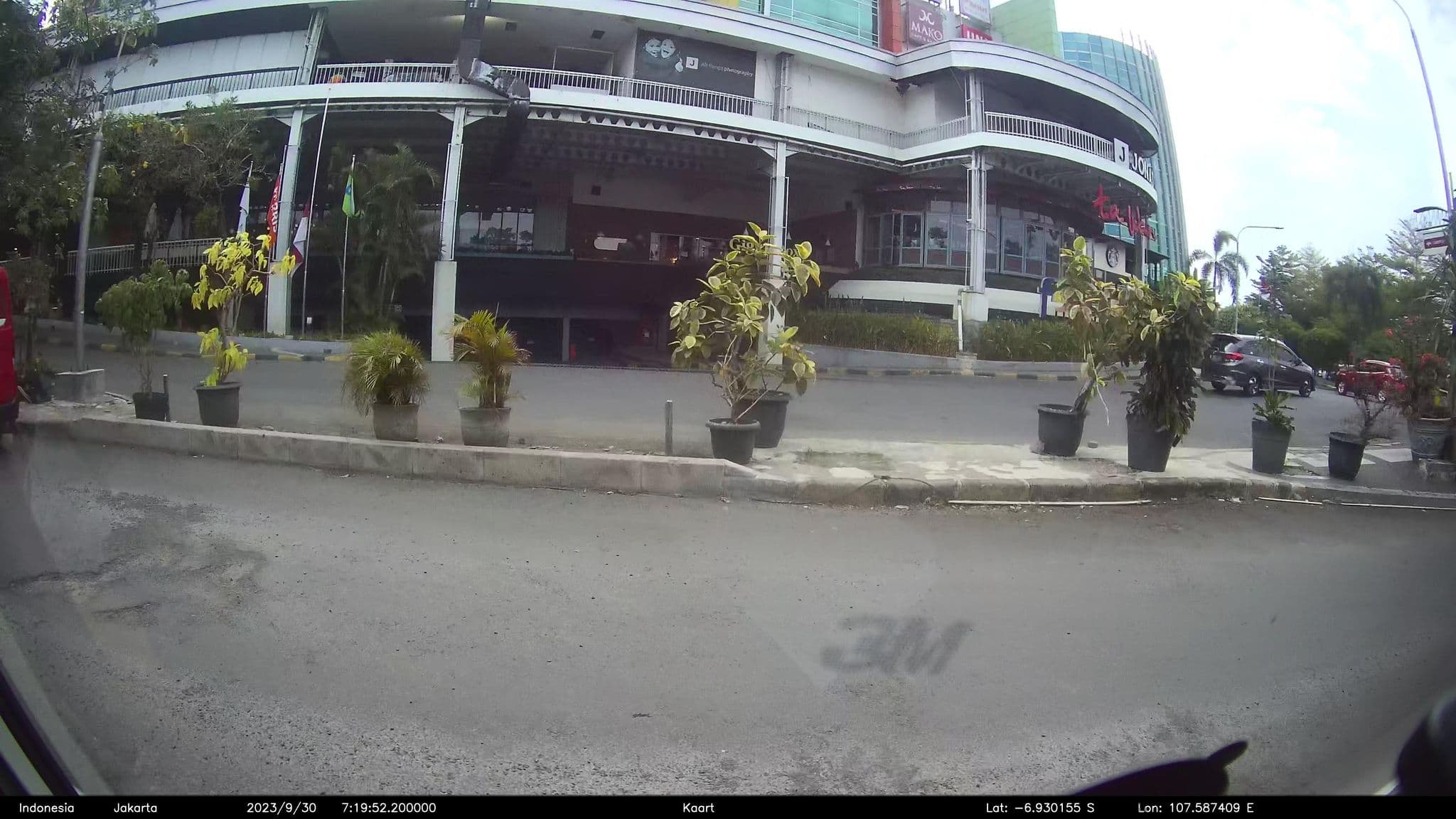 Street view near Swimming Pool - Harris Hotel, Bandung — © kaart_2 (CC BY-SA · Mapillary)
