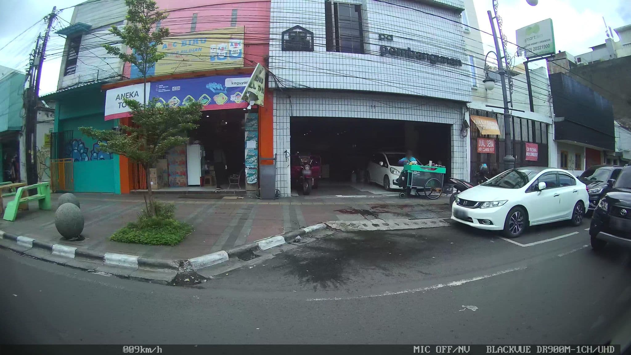 Street view near Paragon Solo Hotel & Residences, Bandung — © kaart_2 (CC BY-SA · Mapillary)