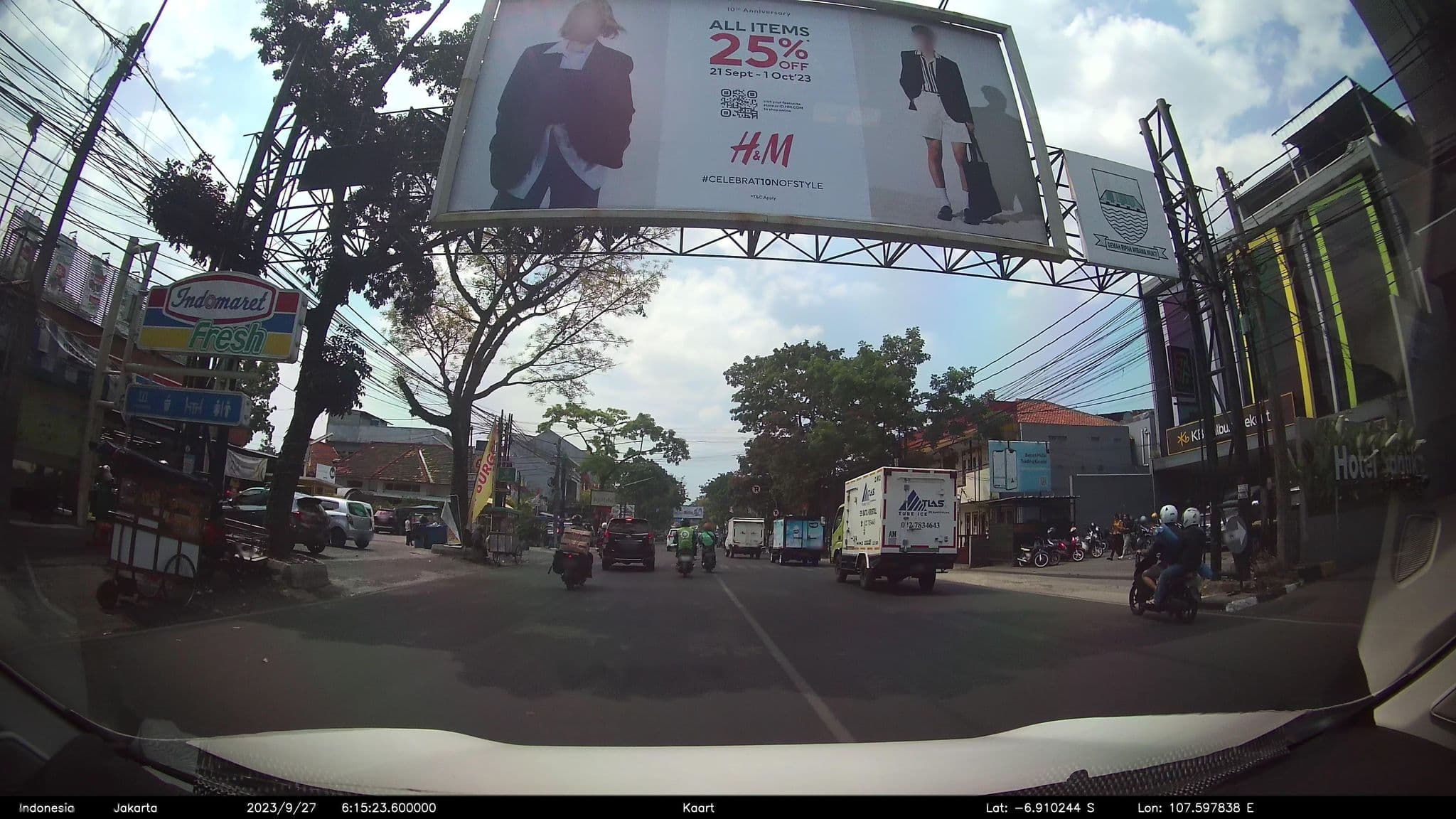 Street view near Hotel Santika Paskal, Bandung — © kaart_2 (CC BY-SA · Mapillary)