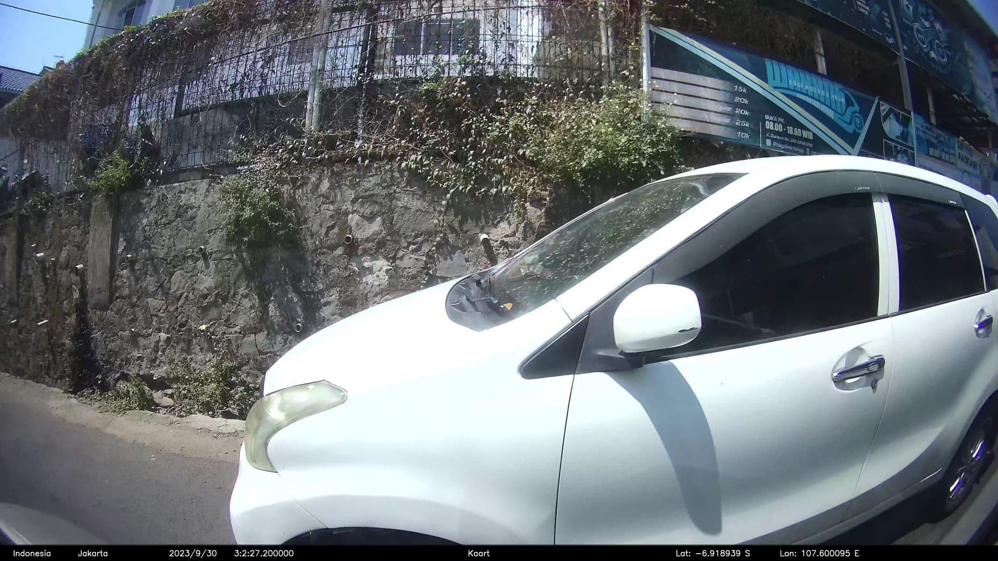 Street view near Unique Guesthouse, Bandung — © kaart_2 (CC BY-SA · Mapillary)
