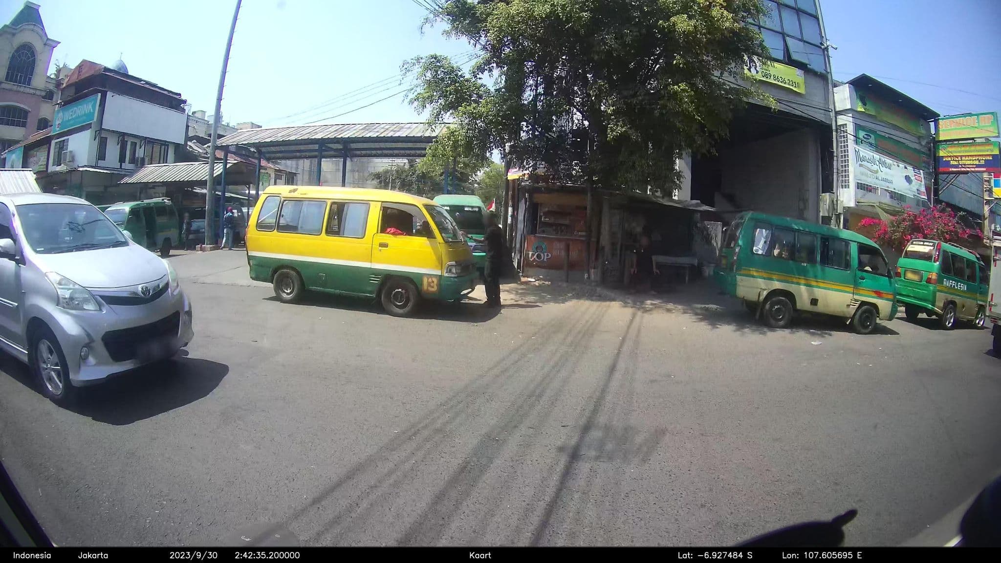 Street view near Aquarium Hotel, Bandung — © kaart_2 (CC BY-SA · Mapillary)