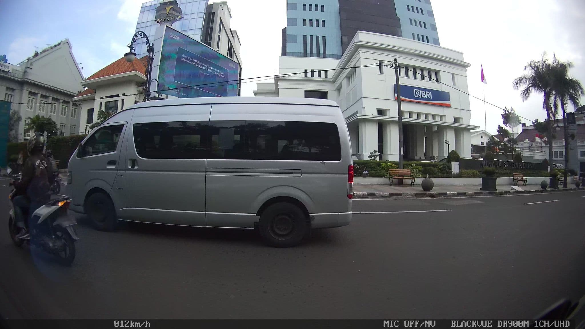 Street view near Gala Hotel Asia Afrika, Bandung — © kaart_2 (CC BY-SA · Mapillary)
