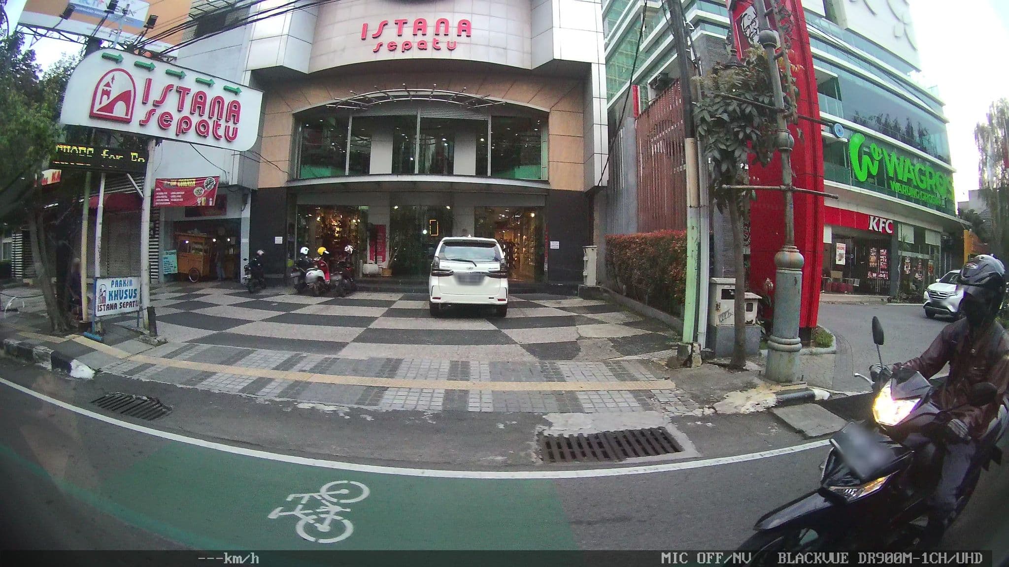 Street view near Swimming Pool Best Western La Premier, Bandung — © kaart_2 (CC BY-SA · Mapillary)
