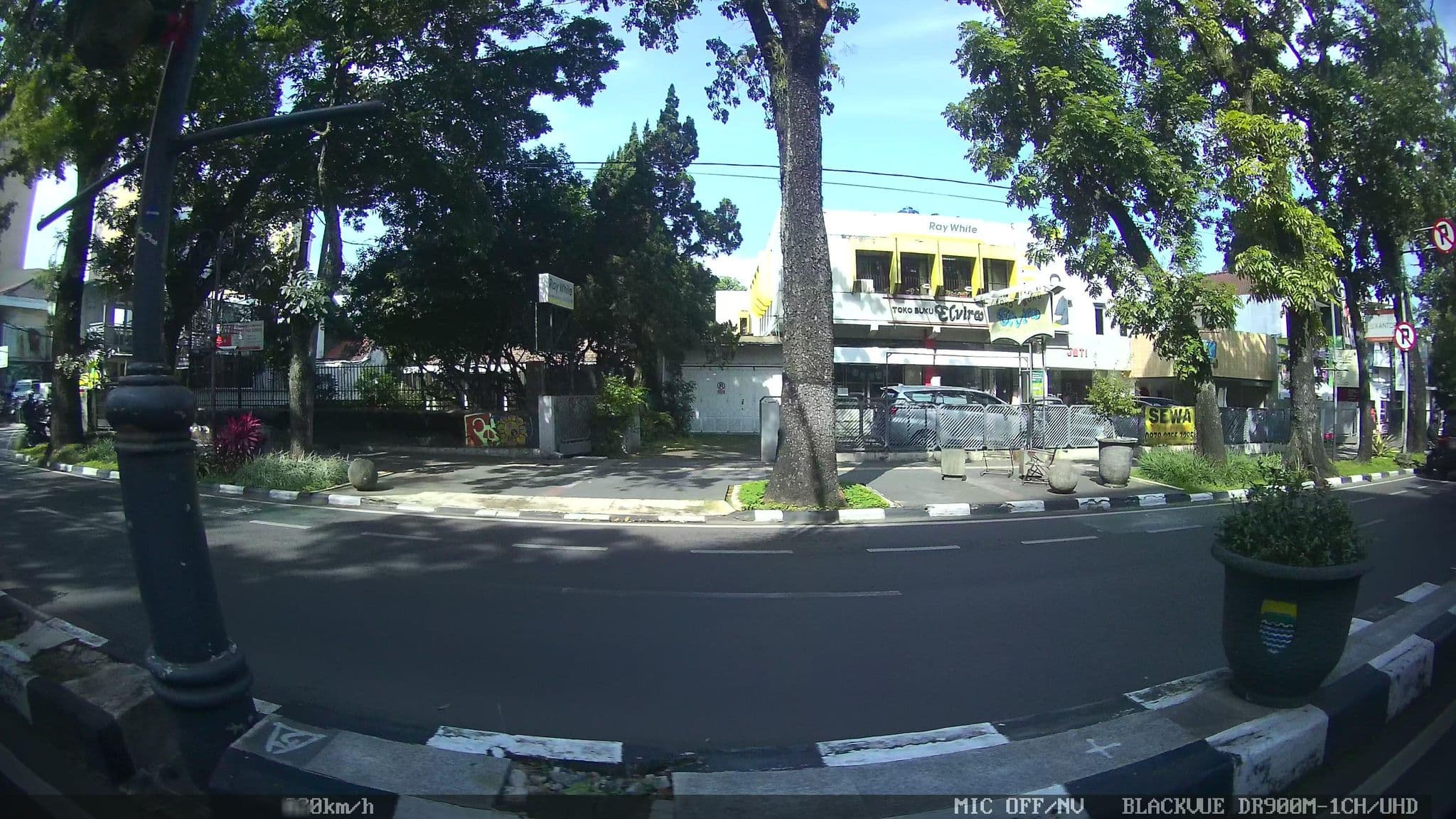 Street view near Sanbe Hotel, Bandung — © kaart_2 (CC BY-SA · Mapillary)