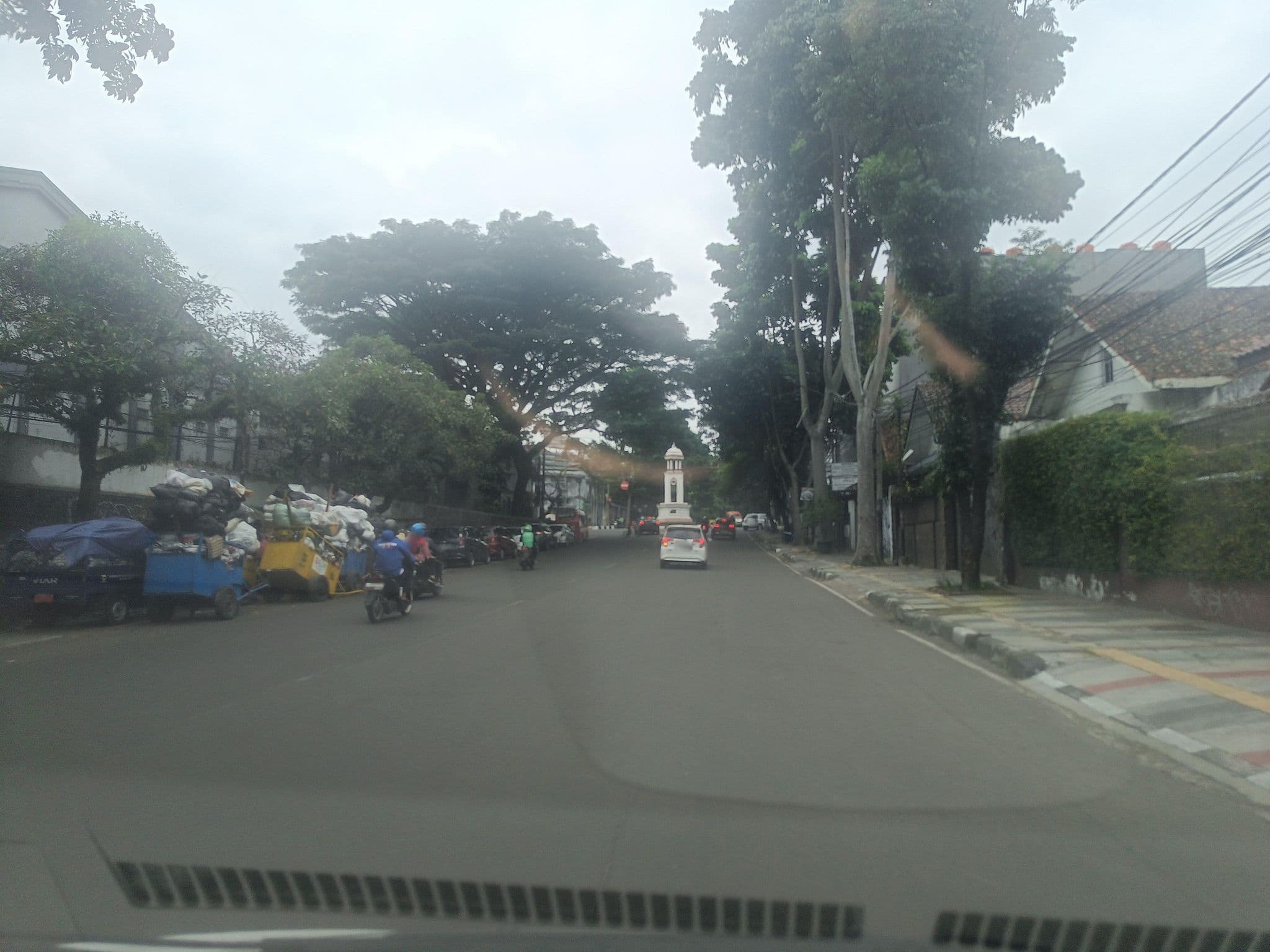 Street view near Grabd Hyatt Hotel, Bandung — © hen0ch (CC BY-SA · Mapillary)