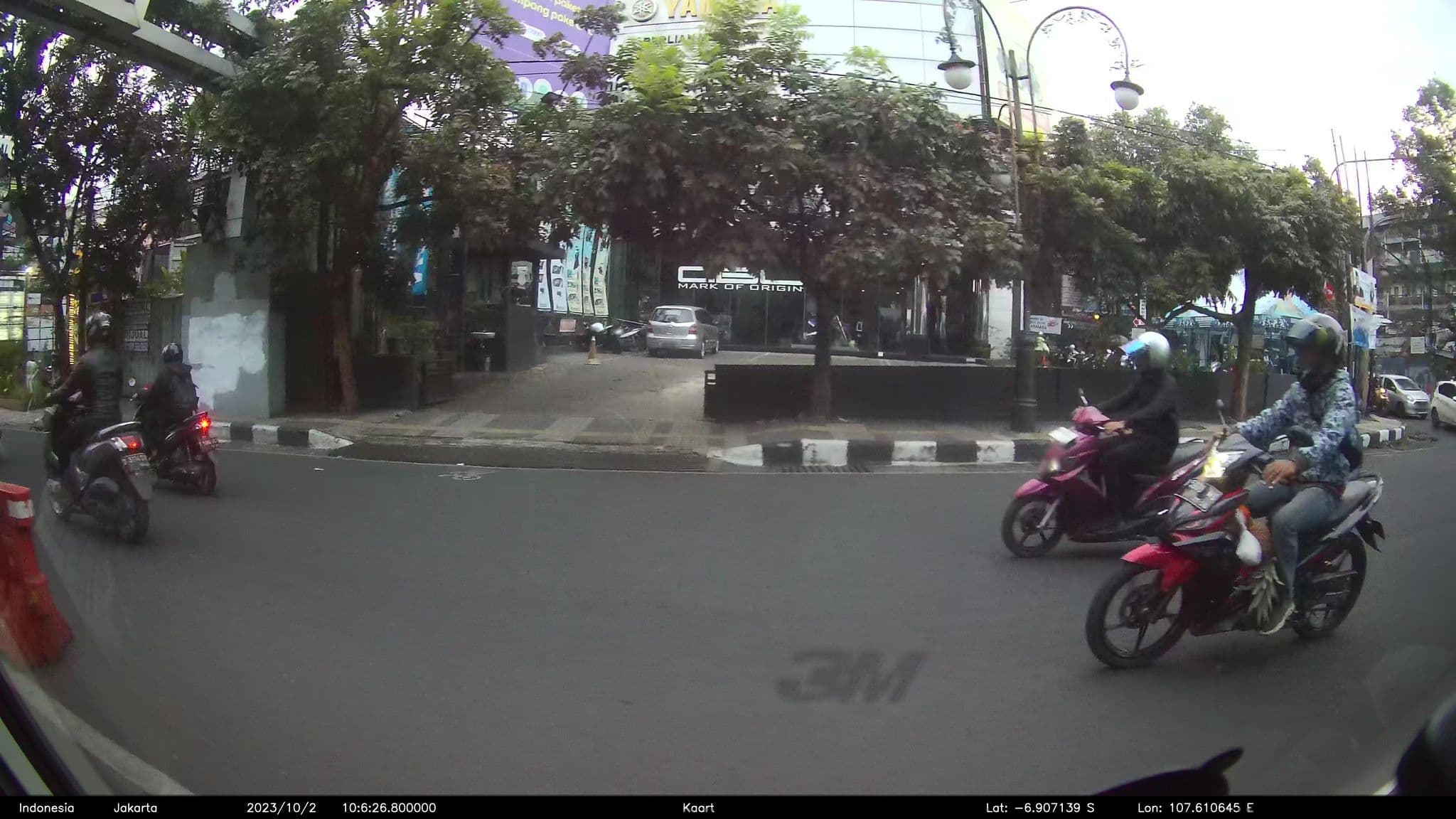 Street view near Hotel Guci, Bandung — © kaart5 (CC BY-SA · Mapillary)